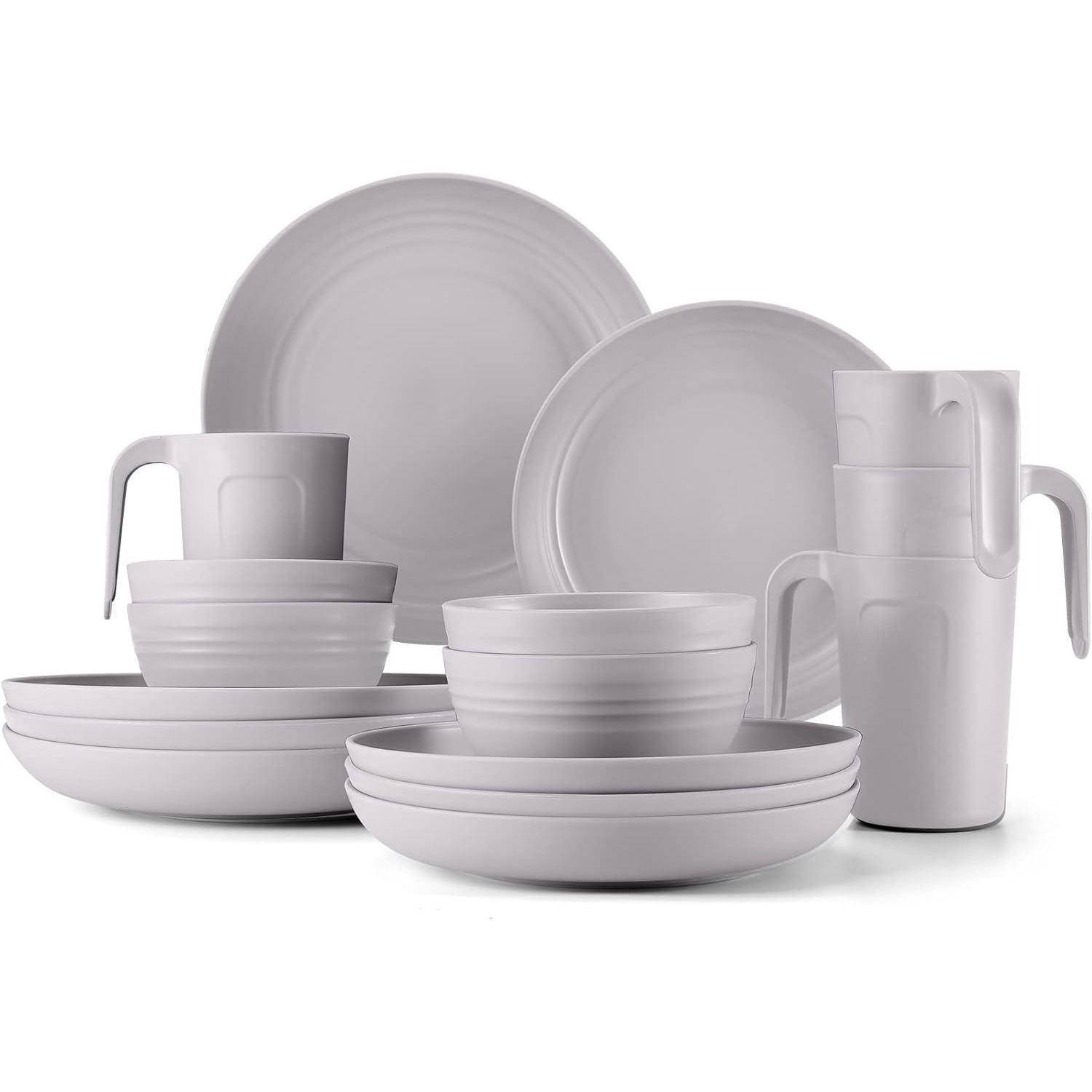 Graues Essgeschirr-Set mit ordentlich gestapelten Tellern, Schüsseln und Tassen. Einfaches, elegantes Design mit Betonung auf Funktionalität und Stil.