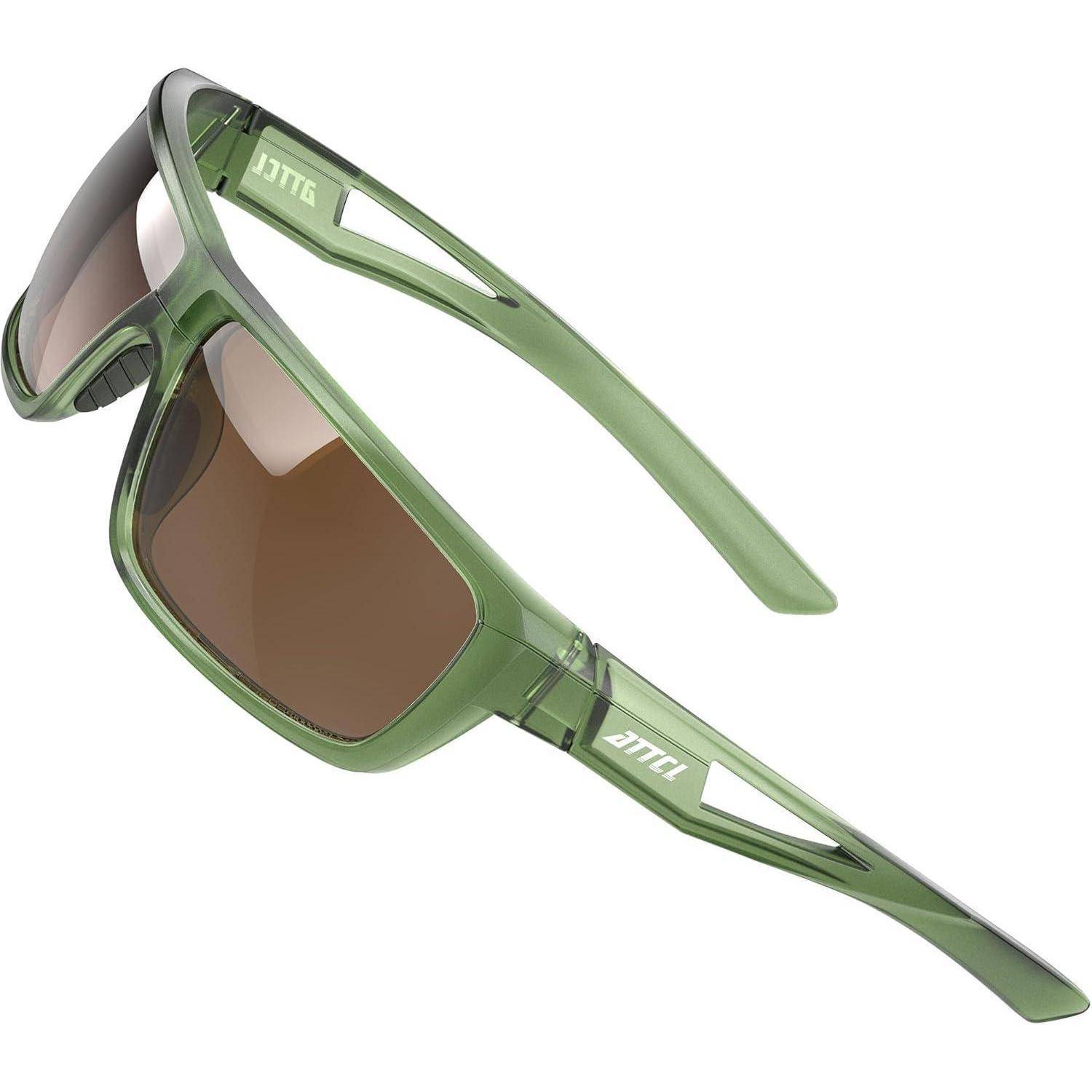 Grüne Sonnenbrille mit kantigen Gestellen und braunen Gläsern, mit dem AMG-Logo auf dem Bügel.