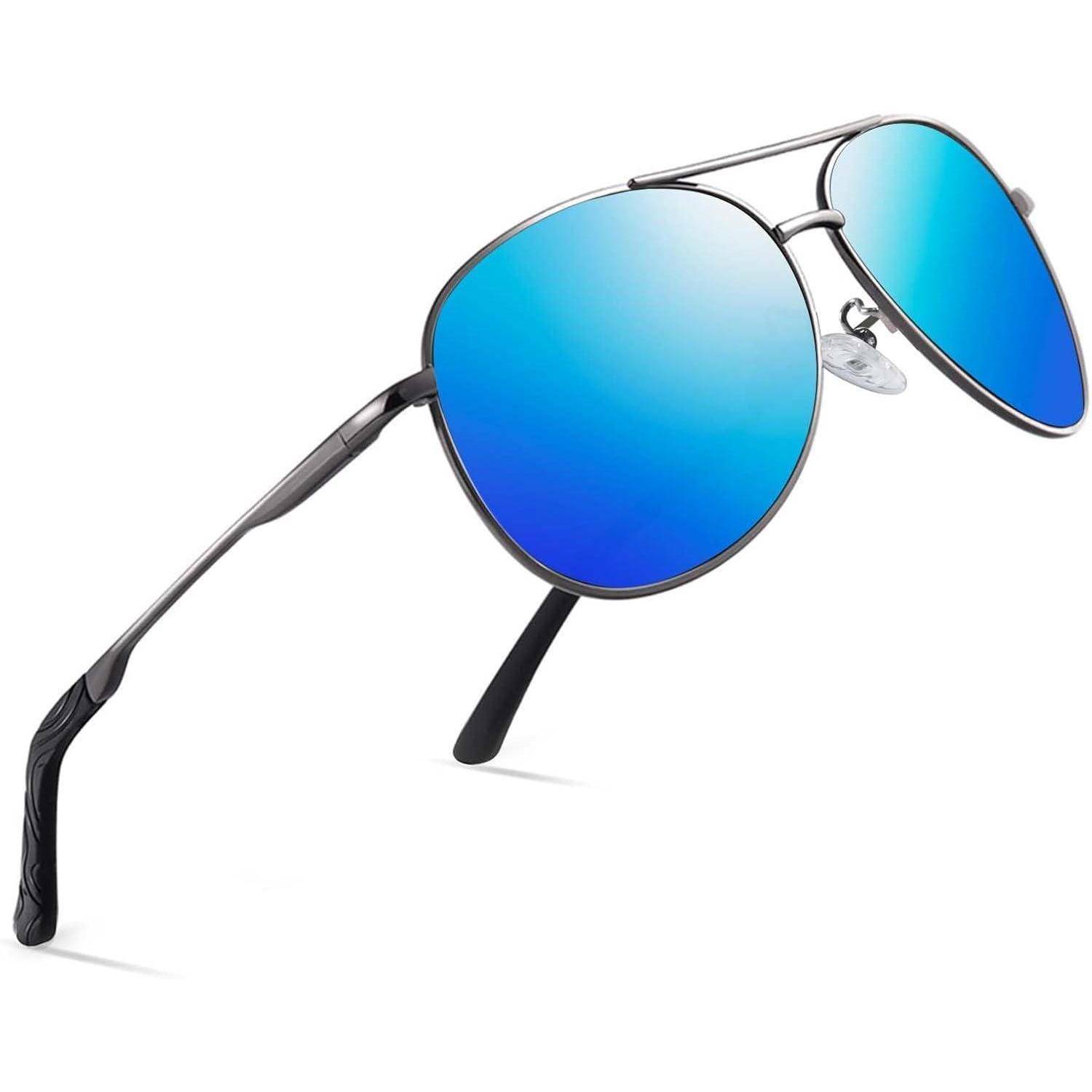 Blaugetönte Pilotensonnenbrille mit schlankem silbernem Rahmen, ausgestattet mit verstellbaren Nasenpads und dünnen schwarzen Bügeln, vor weißem Hintergrund.