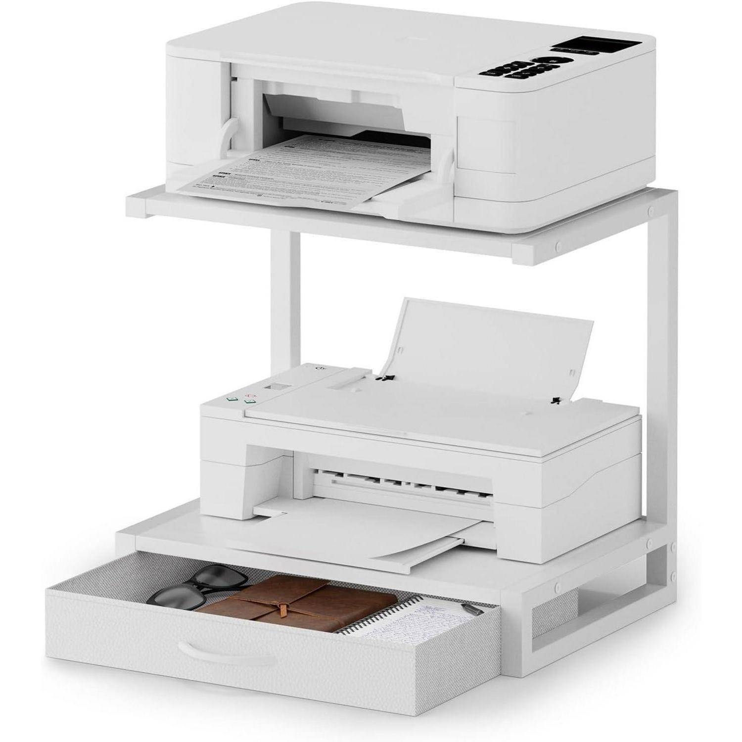Zwei weiße Drucker, übereinander auf einem Ständer gestapelt; der obere Drucker hat ein Dokumentenfach mit Papier, und der untere Drucker hat eine Schublade mit Büromaterial.