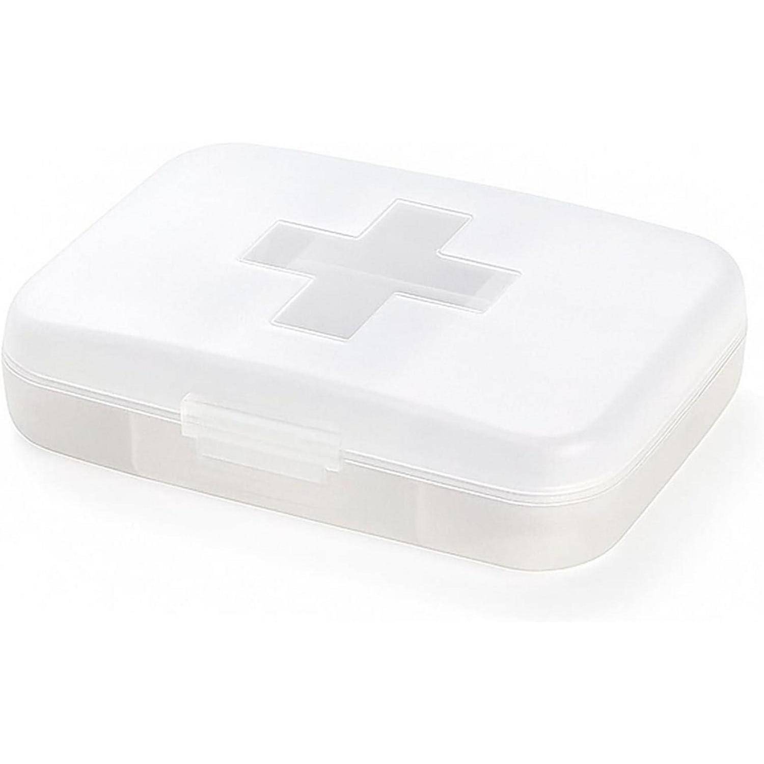 Weiße Erste-Hilfe-Box mit einem medizinischen Kreuz-Symbol auf dem Deckel, verwendet zur Aufbewahrung von medizinischen Verbrauchsmaterialien und Notfallartikeln.