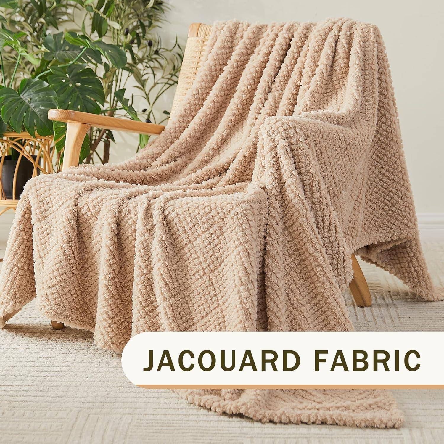 Eine beige Jacquard-Stofffdecke, die über einen Holzstuhl drapiert ist, neben einer grünen Pflanze, auf einem strukturierten Teppich.