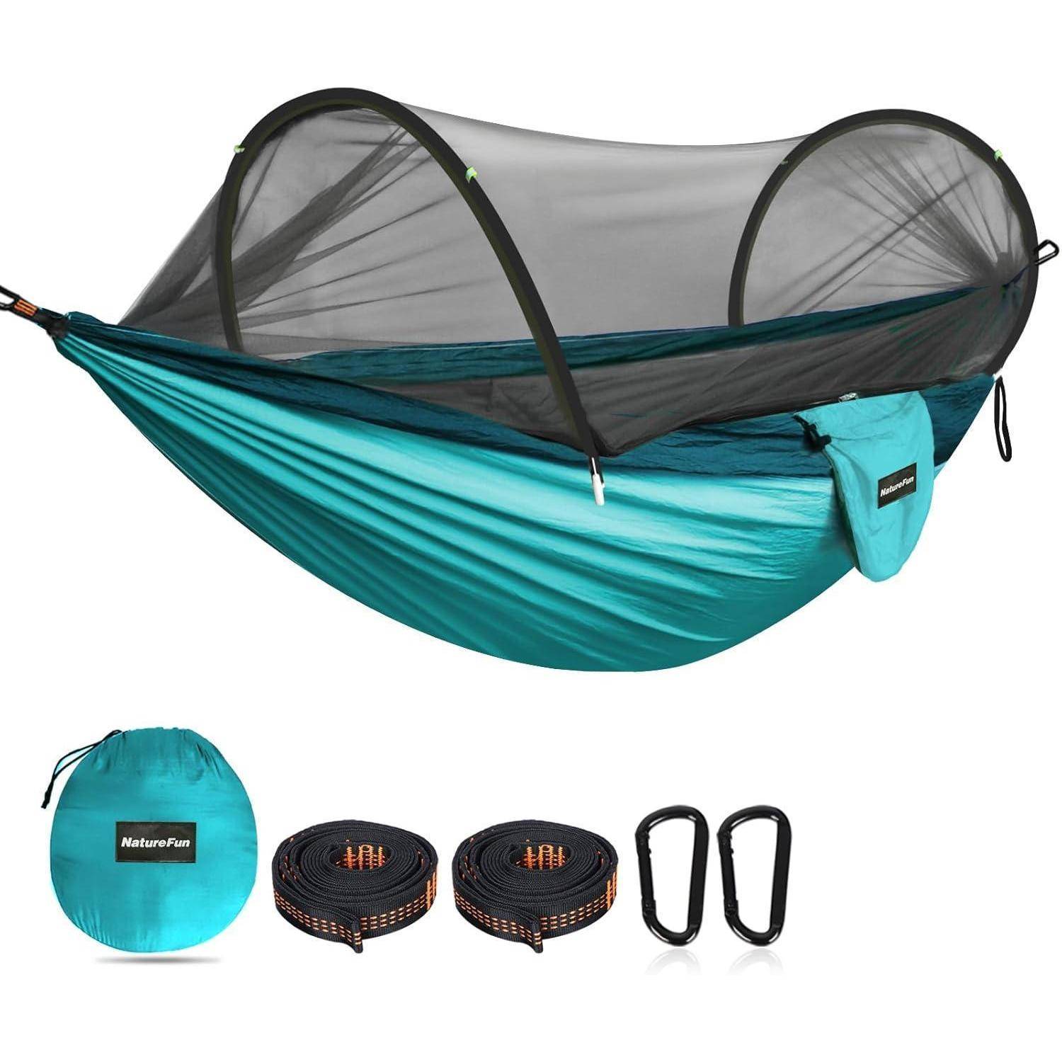 Eine türkisfarbene Hängematte mit Moskitonetz-Abdeckung, begleitet von einer Tragetasche, Gurten und Karabinerhaken, konzipiert für die Outdoor-Nutzung.