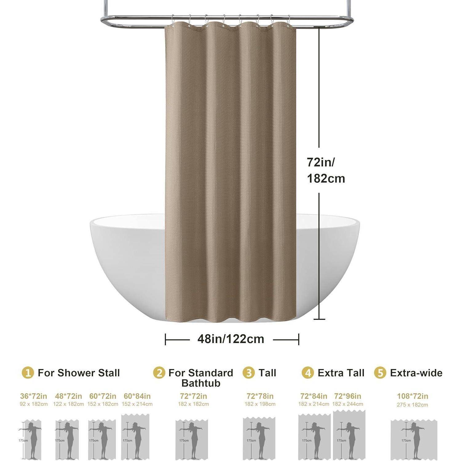 Duschvorhang hängt vor einer Badewanne und misst 48 Zoll x 72 Zoll. Das Diagramm vergleicht fünf Größen und zeigt die Passung für verschiedene Badewannendimensionen.