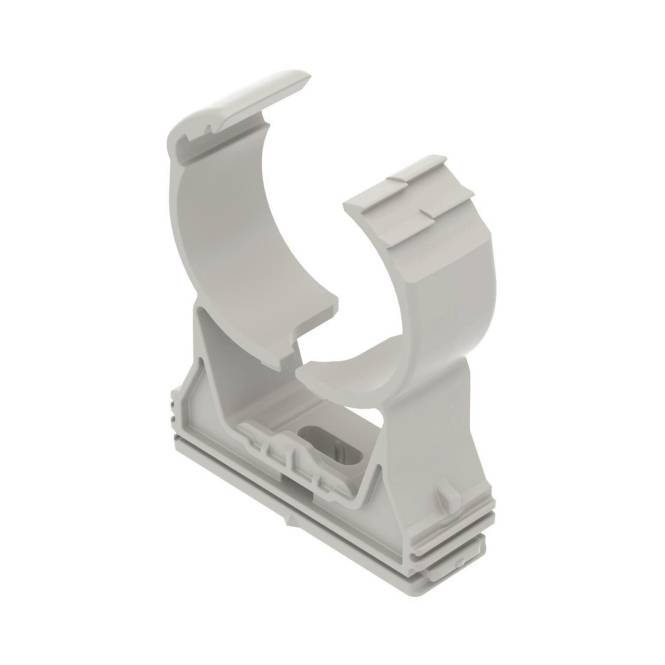 Ein weißer Kunststoffrohrschelle mit einem beweglichen Oberteil, entworfen um Rohre gegen eine Oberfläche zu sichern, gezeigt auf weißem Hintergrund.