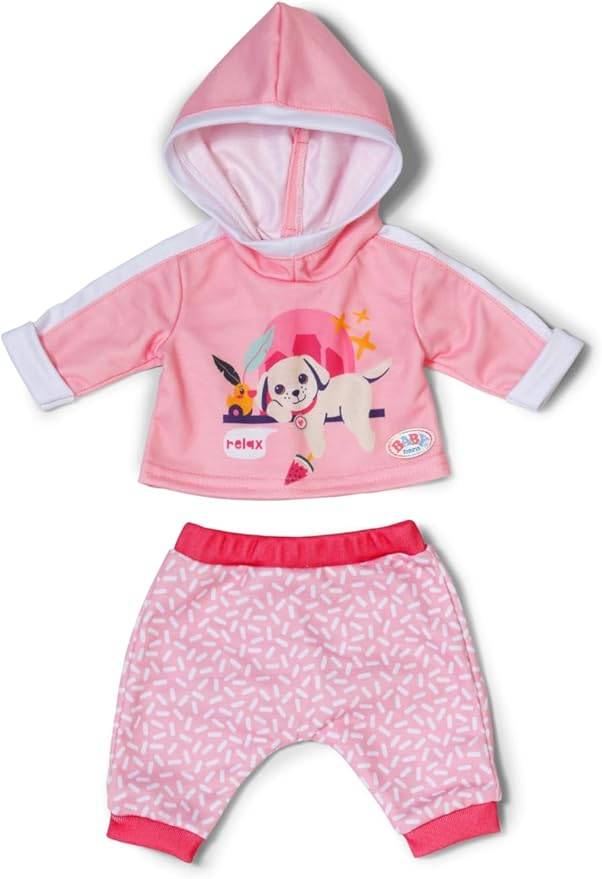 Ein rosafarbenes Puppenoutfit mit Kapuzenjacke und bedrucktem Hundedesign, kombiniert mit gemusterten Shorts. Die Artikel sind für eine Puppe oder Spielzeugfigur.