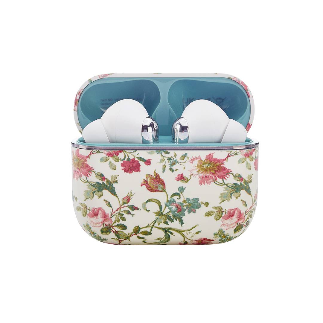 Gehäuse mit Blumenmuster mit offenenem Deckel, das kabellose Ohrhörer im Inneren zeigt. Die Ohrhörer haben ein elegantes Design und metallische Akzente.