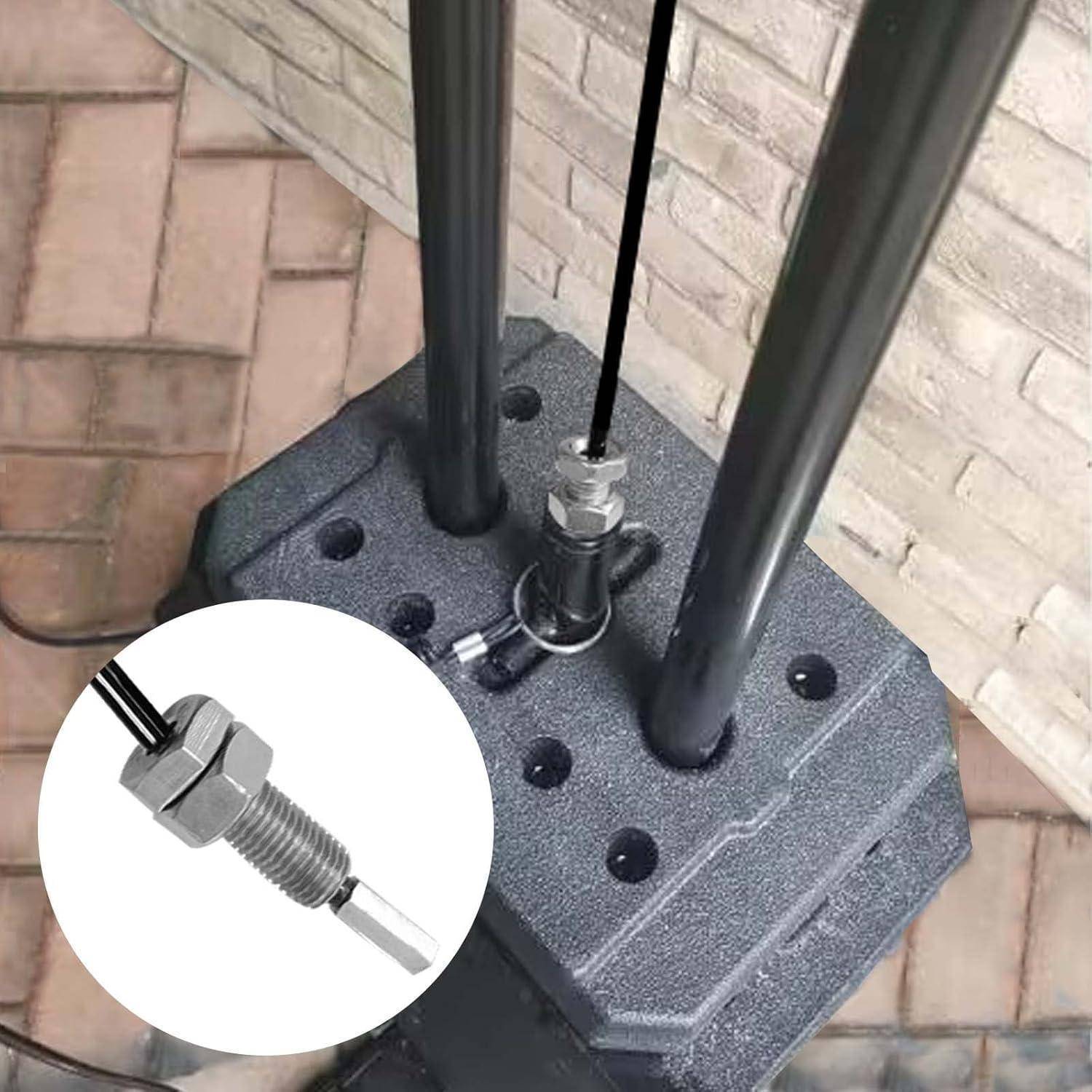 Nahaufnahme einer Basisgewichtung mit zwei vertikalen Stangen, gesichert durch ein schwarzes Kabel mit einer Metallverbindung. Die Einschub zeigt ein Detail der Verbindung.
