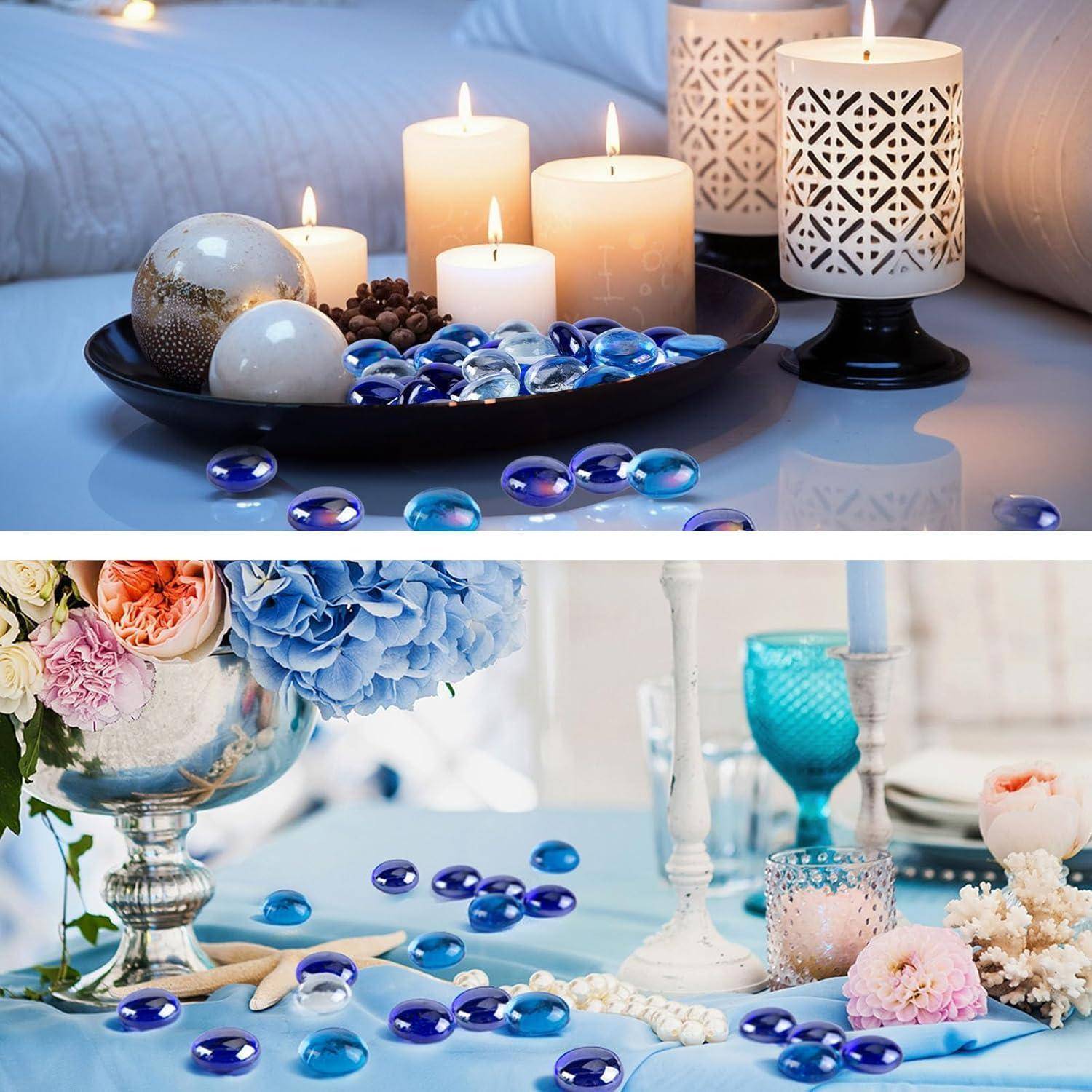 Brennende Kerzen und dekorative Steine auf einem Tablett schaffen eine entspannende Atmosphäre auf einem Tisch, mit Blumen und Glaswaren, die für ein elegantes Event vorbereitet sind.