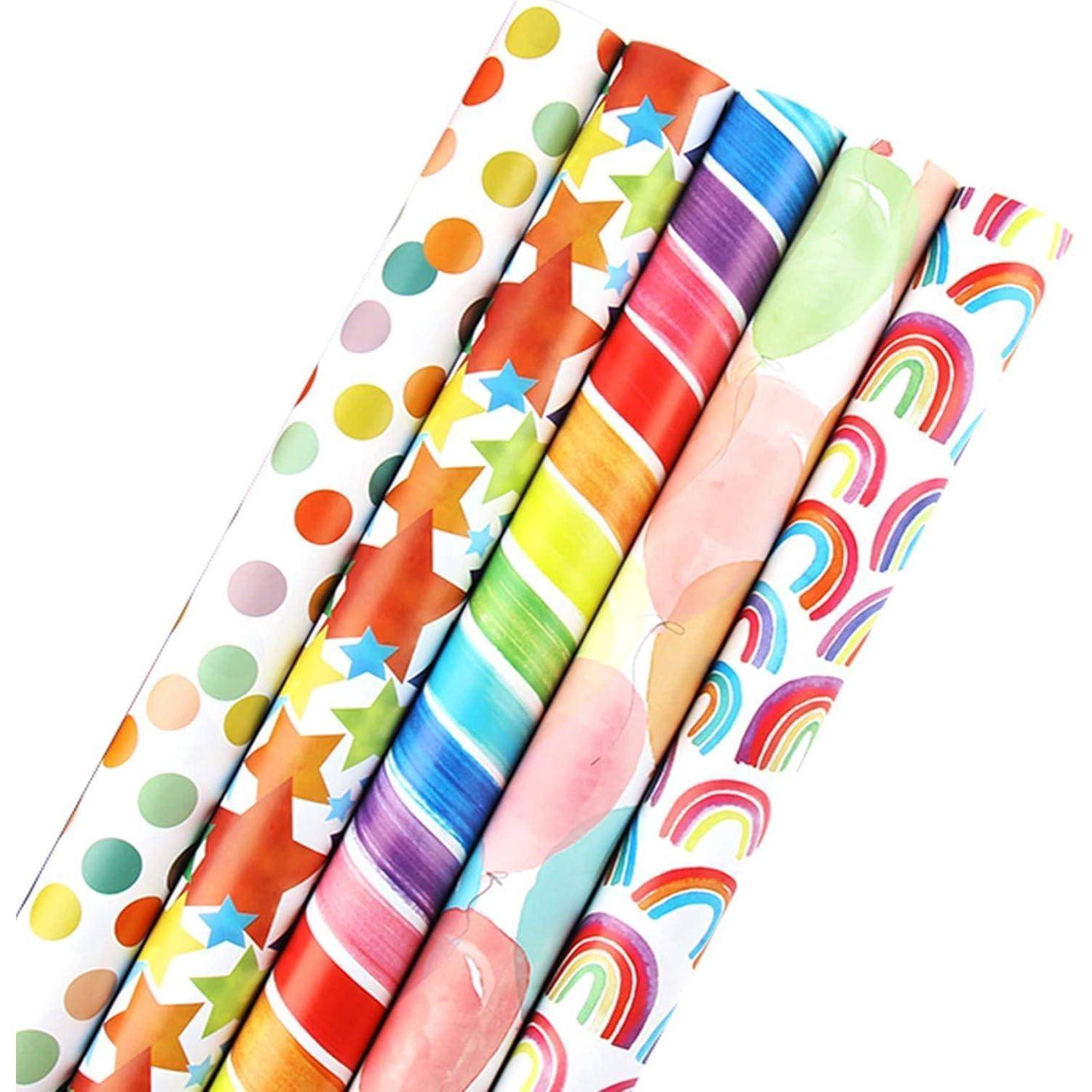 Sechs Rollen buntes Geschenkpapier mit verschiedenen Mustern: Tupfen, Sterne, Streifen, Luftballons und Regenbögen, vertikal angeordnet.