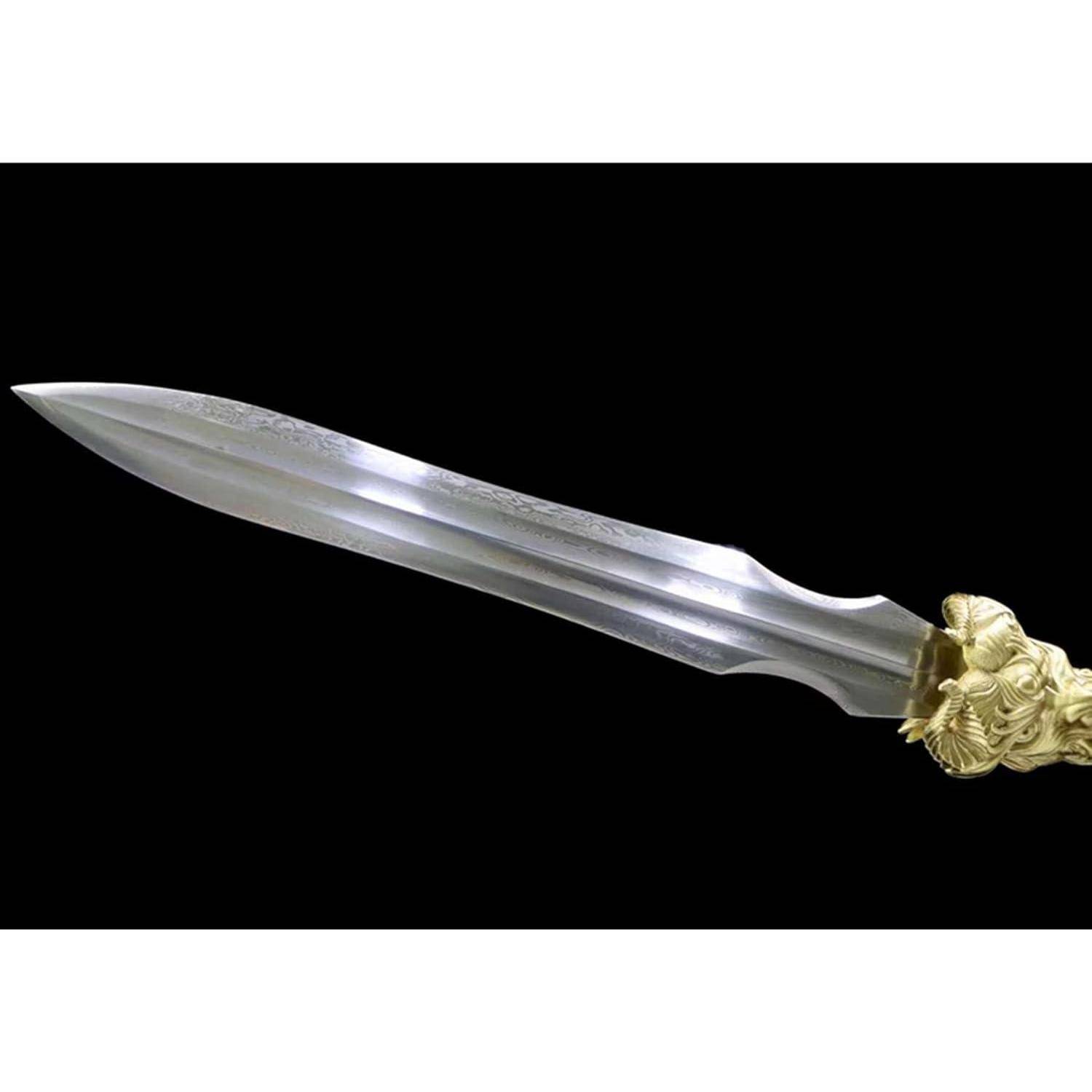 Ein poliertes Schwert mit glänzender Klinge und verziertem Goldgriff mit aufwendigen Mustern, vor einem einfarbig schwarzen Hintergrund.