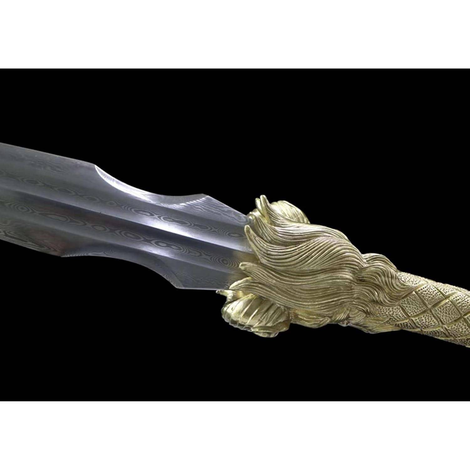 Eine detaillierte Nahaufnahme eines Schwertes mit einem kunstvollen goldenen Griff in Form eines Löwenkopfes mit fließender Mähne, vor schwarzem Hintergrund.