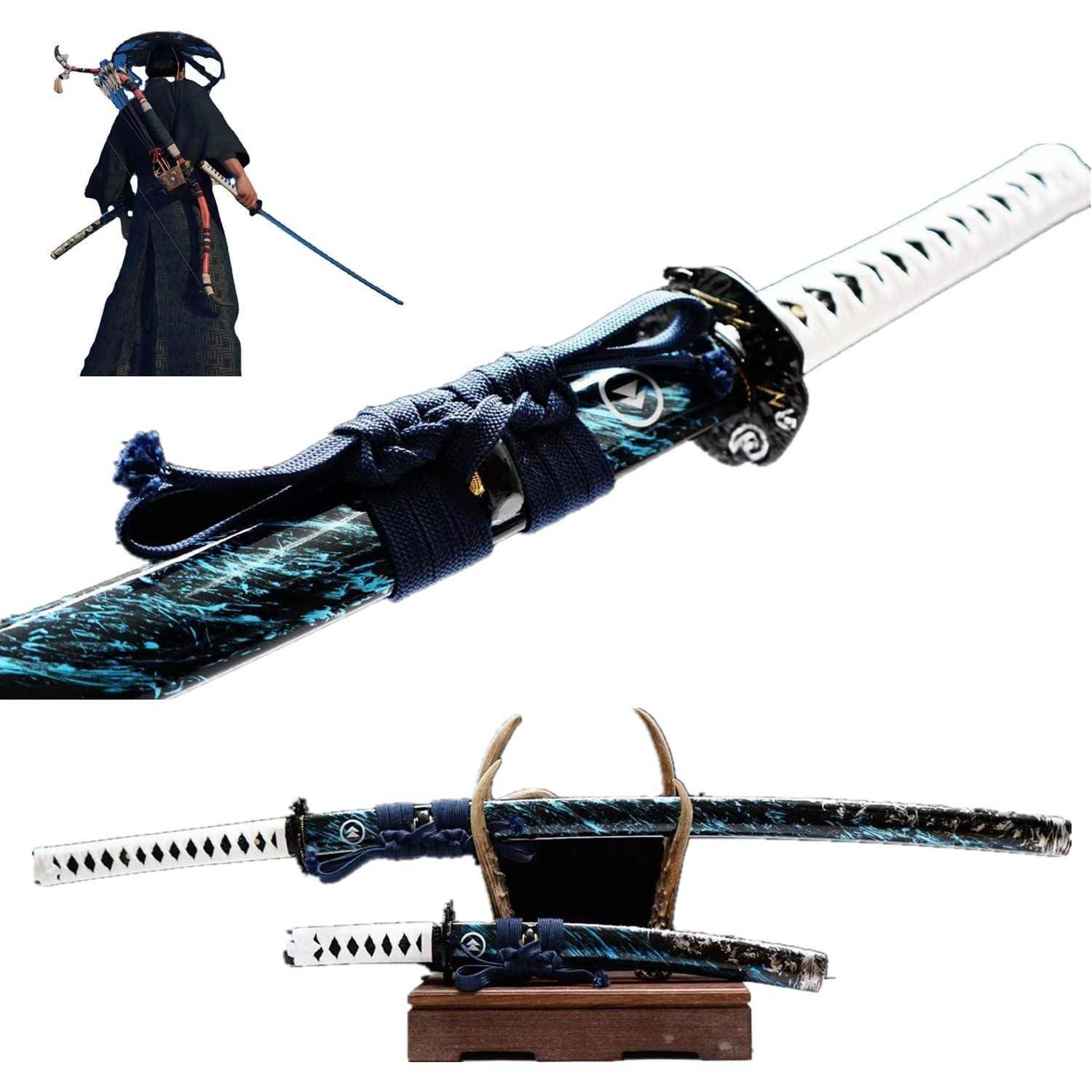 Ein Katana mit einem weiß-blauen Griff, einer blauen Scheide und ornamentalen Verzierungen ist auf einem Holzständer ausgestellt. Es ist mit historischer Samurai-Kleidung verbunden.