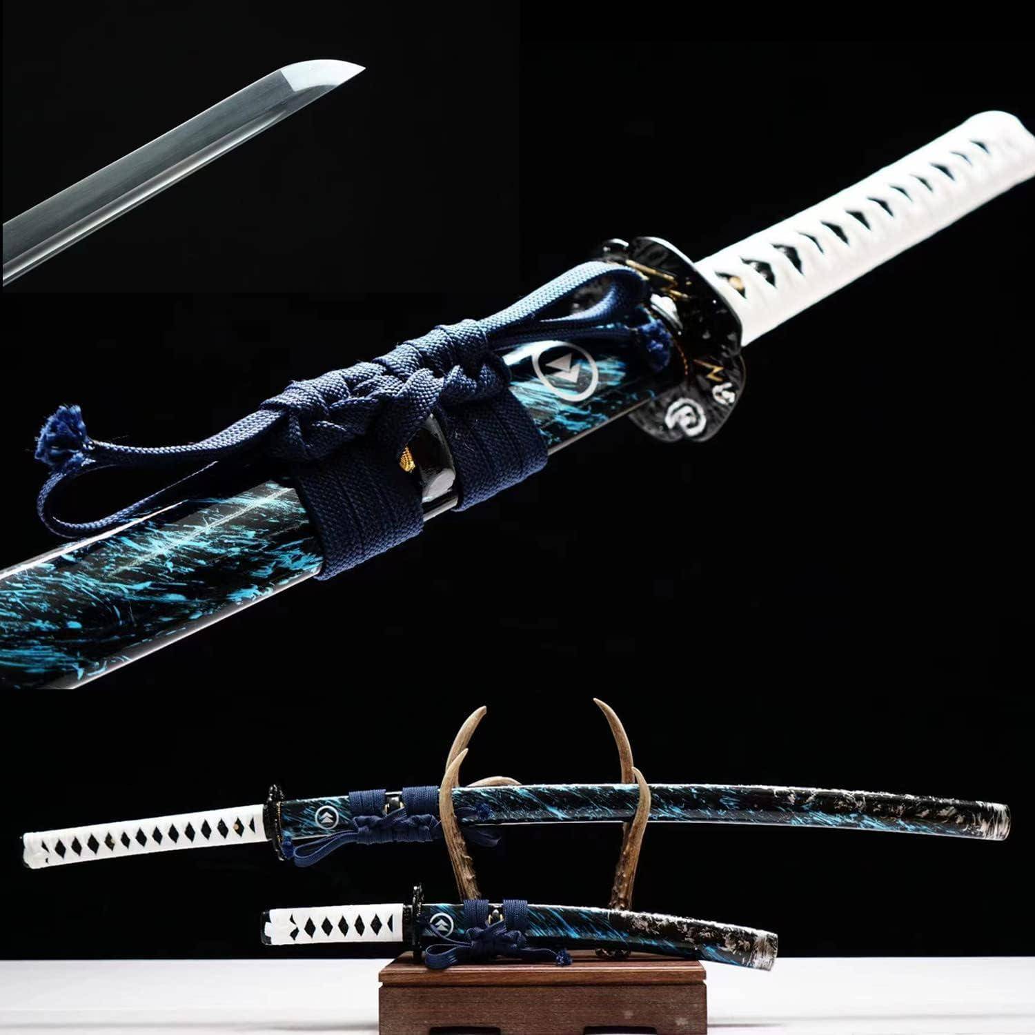 Ein Katana mit einer blau-schwarzen Scheide, weißem Griff und kunstvollen Designdetails ist auf einem Ständer ausgestellt, mit einer Nahaufnahme der Klinge oben.