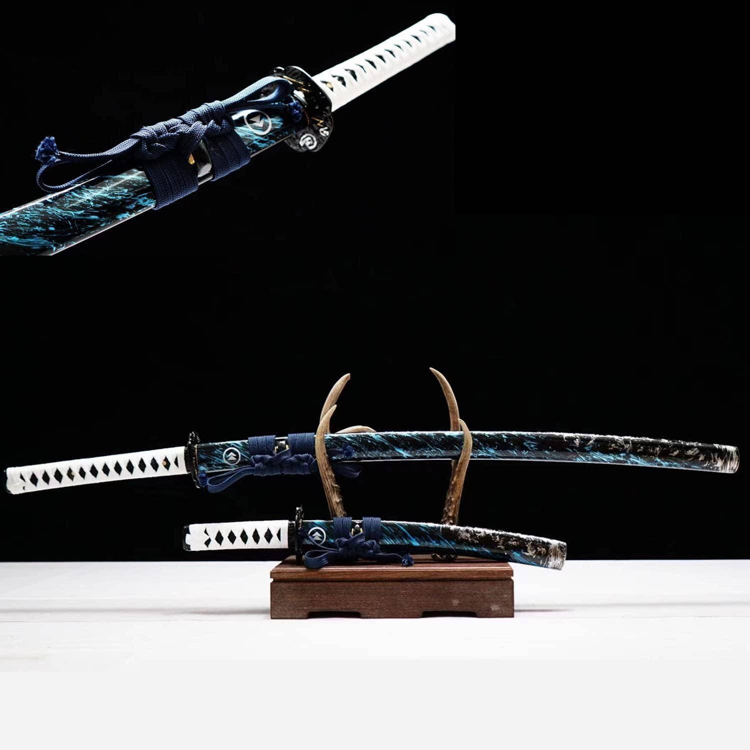 Drei Samurai-Schwerter mit aufwendigen blau-weißen Mustern; eines schwebt oben, während zwei auf einem Holzständer darunter ruhen.