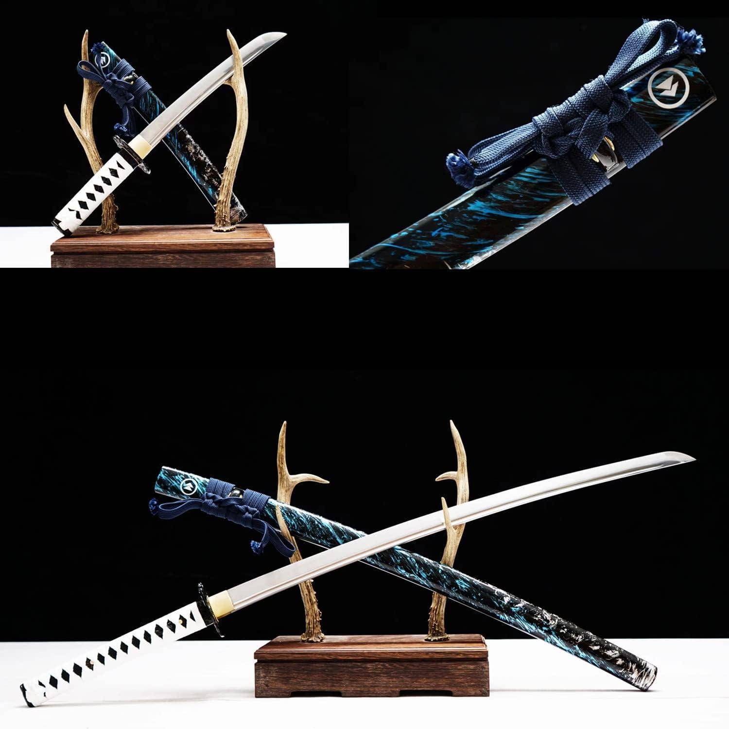 Japanisches Katana auf Holzständer mit Geweihdesign; blaue Scheide mit aufwendigen Mustern, teilweise gezogene Klinge mit sichtbaren Details.