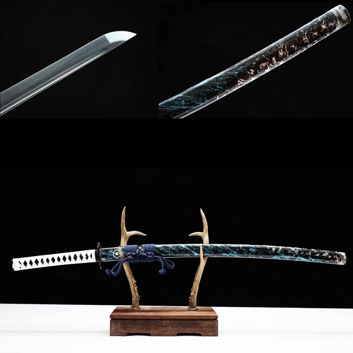 Ein dekoratives Katana-Schwert auf einem Ständer mit einem weiß-blauen Griff, aufwendigen Mustern auf der Scheide und einer scharfen, polierten Klinge.