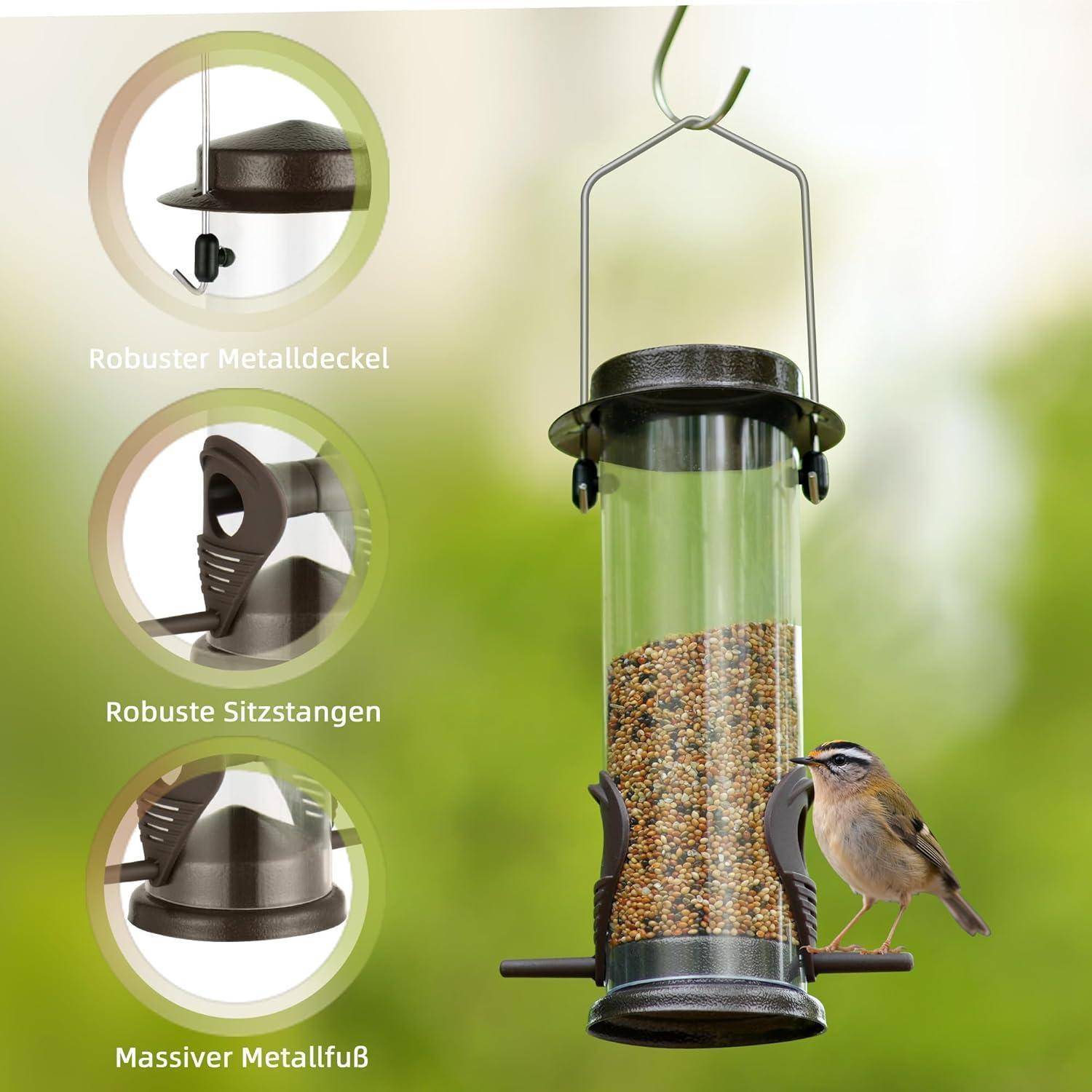 Vogelfutterhaus, das im Freien hängt, mit Metalldeckel, stabilen Sitzstangen und stabilem Sockel. Ein kleiner Vogel sitzt auf einer der Fütterungsstationen.