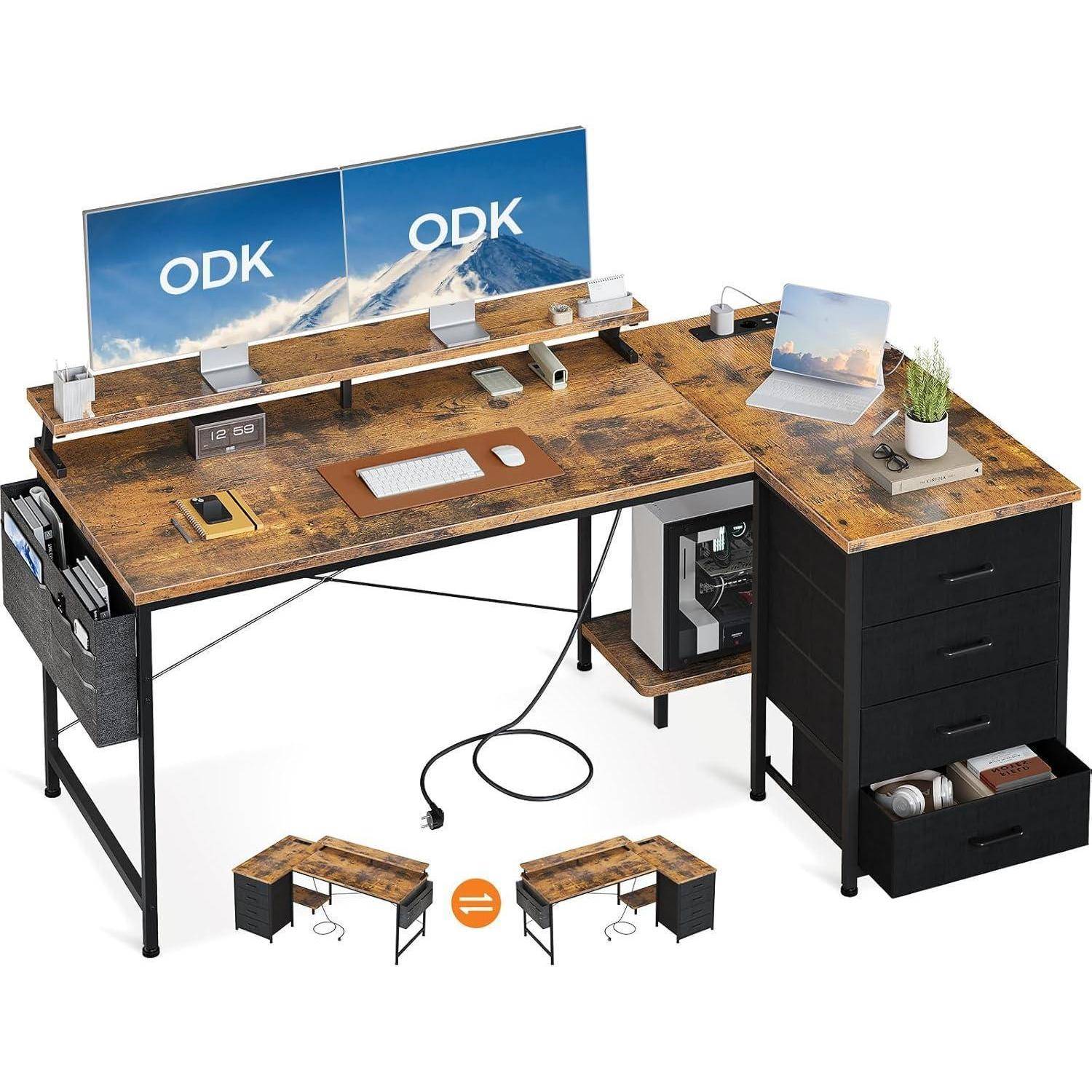 L-förmiger Holzschreibtisch mit zwei Monitoren, Laptop und organisierten Gegenständen. Verfügt über Schubladen für die Aufbewahrung, Kabelmanagement und seitliche Taschen.