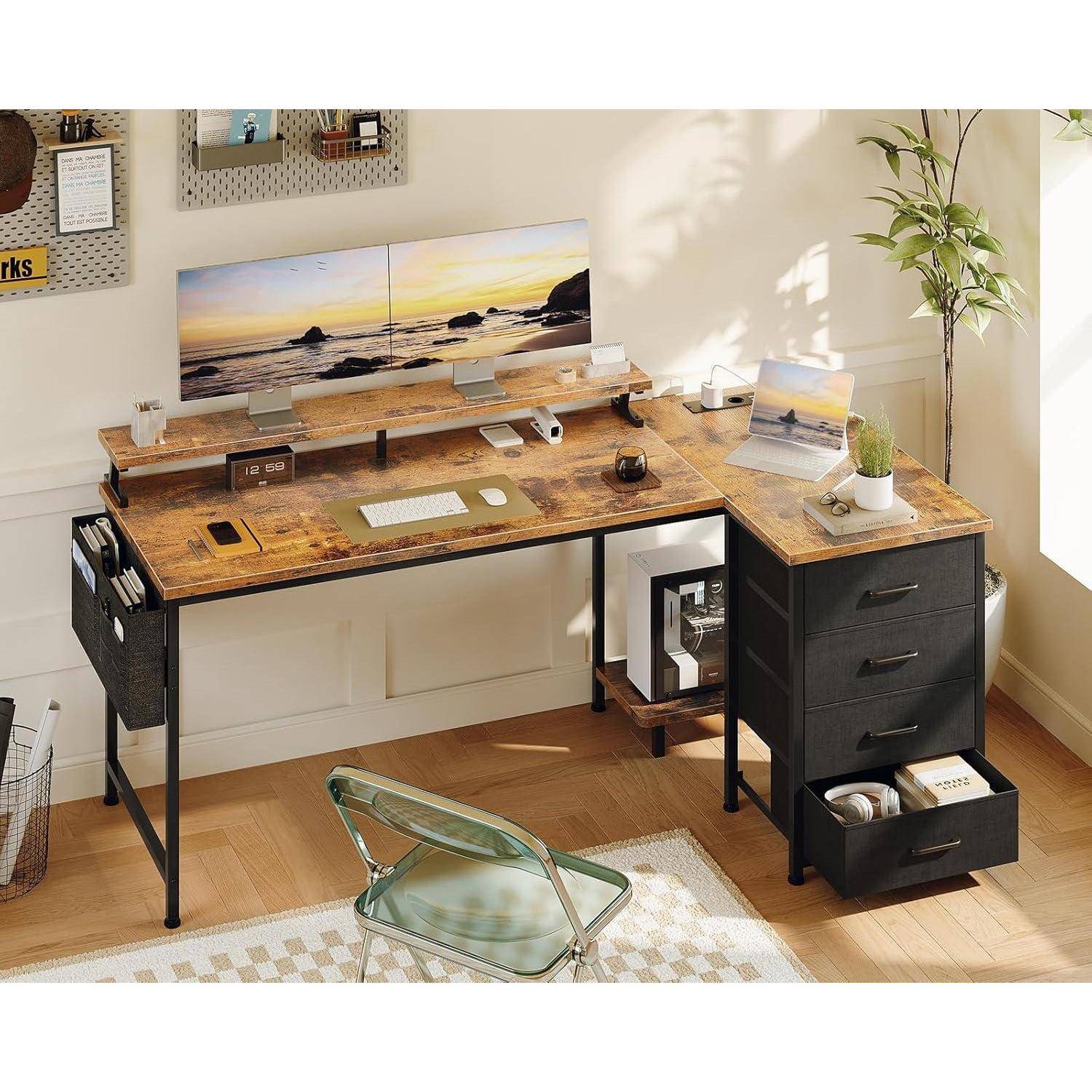 Ein aufgeräumter Bürotisch mit zwei Monitoren, die ein malerisches Strandwallpaper anzeigen. Der Schreibtisch verfügt über sortiertes Schreibwaren, eine Pflanze und einen Stuhl.