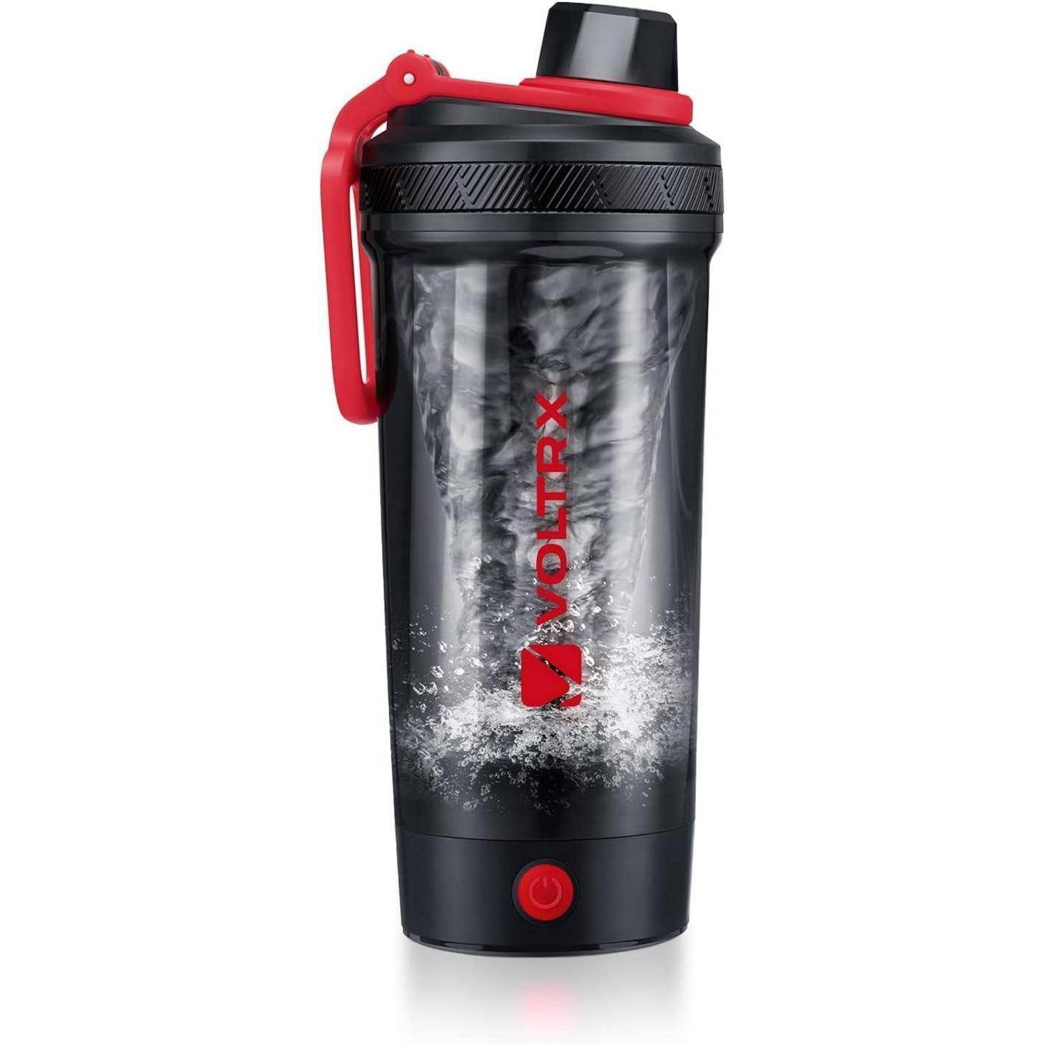 Ein schwarz-roter Voltrx elektrischer Proteinshaker mit sichtbarem Wasserstrudel im Inneren, der seine Mischfähigkeit demonstriert.