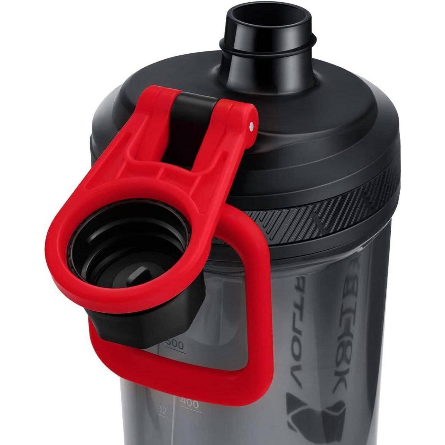 Eine schwarze und rote Shaker-Flasche mit offener Trinköffnung und breitem Griff, konzipiert zum Mischen von Nahrungsergänzungsmitteln oder Proteinshakes.