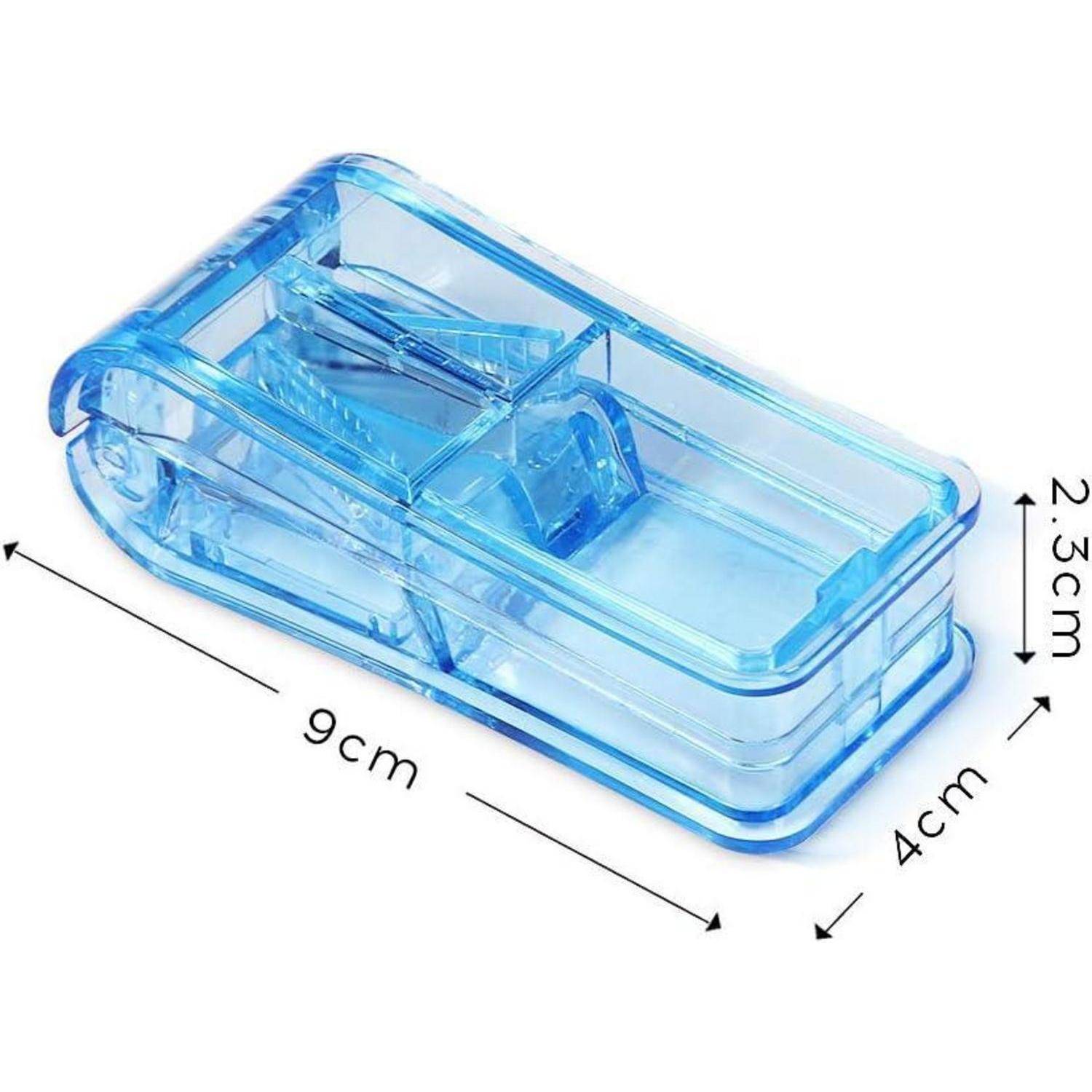 Blauer Kunststoff-Bleistiftspitzer mit beschrifteten Abmessungen: 9 cm lang, 4 cm breit und 2,3 cm hoch.