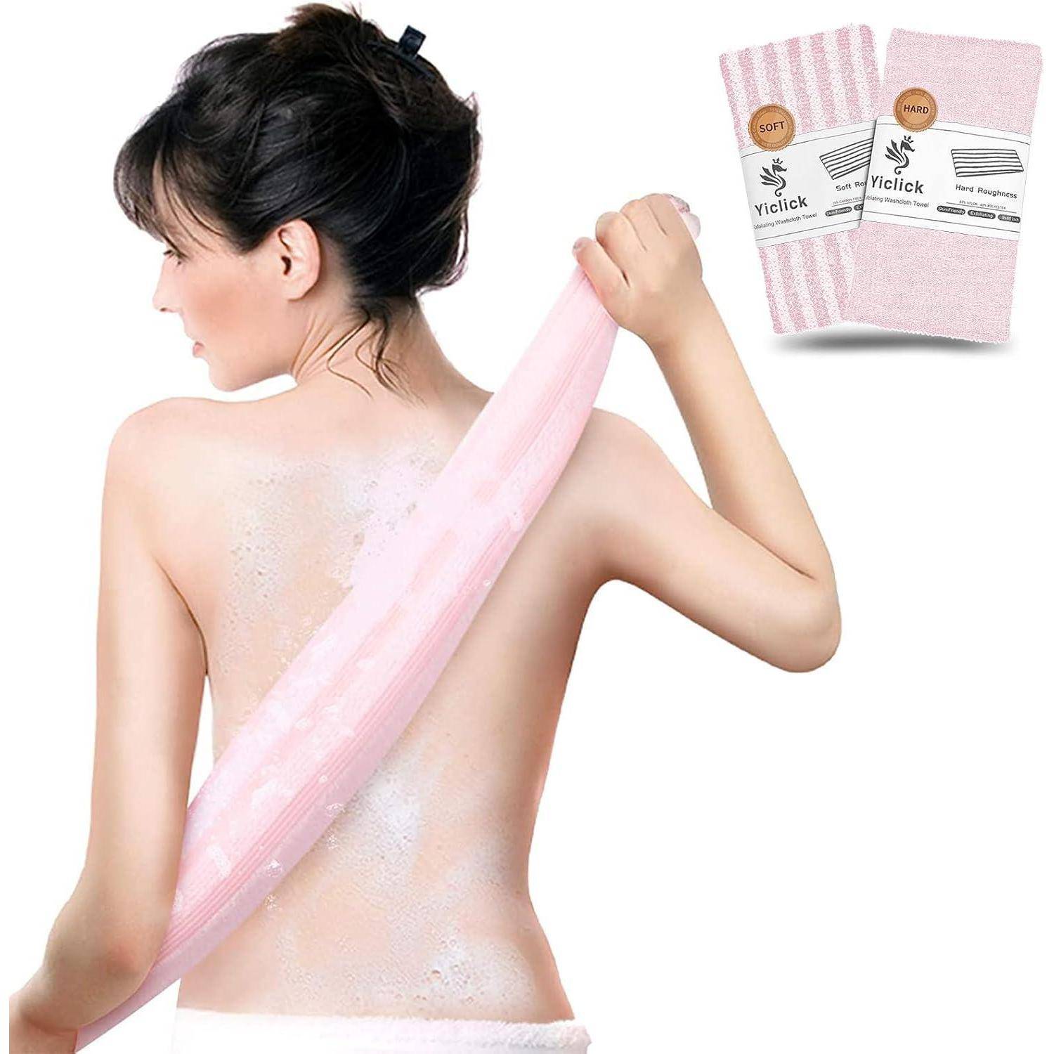 Eine Frau verwendet ein rosafarbenes Peeling-Tuch auf ihrem Rücken mit Seifenschaum. Zwei Handschuh-Pakete zeigen die Beschriftungen 