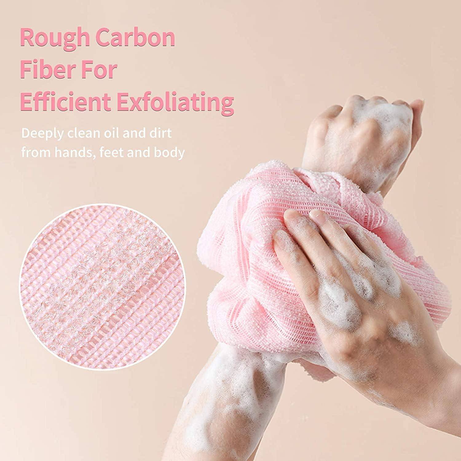 Eine Person schrubbt ihren Arm mit einem rosa Peeling-Tuch, wobei Schaum entsteht. Der Text lautet „Raue Kohlefaser für effizientes Peeling