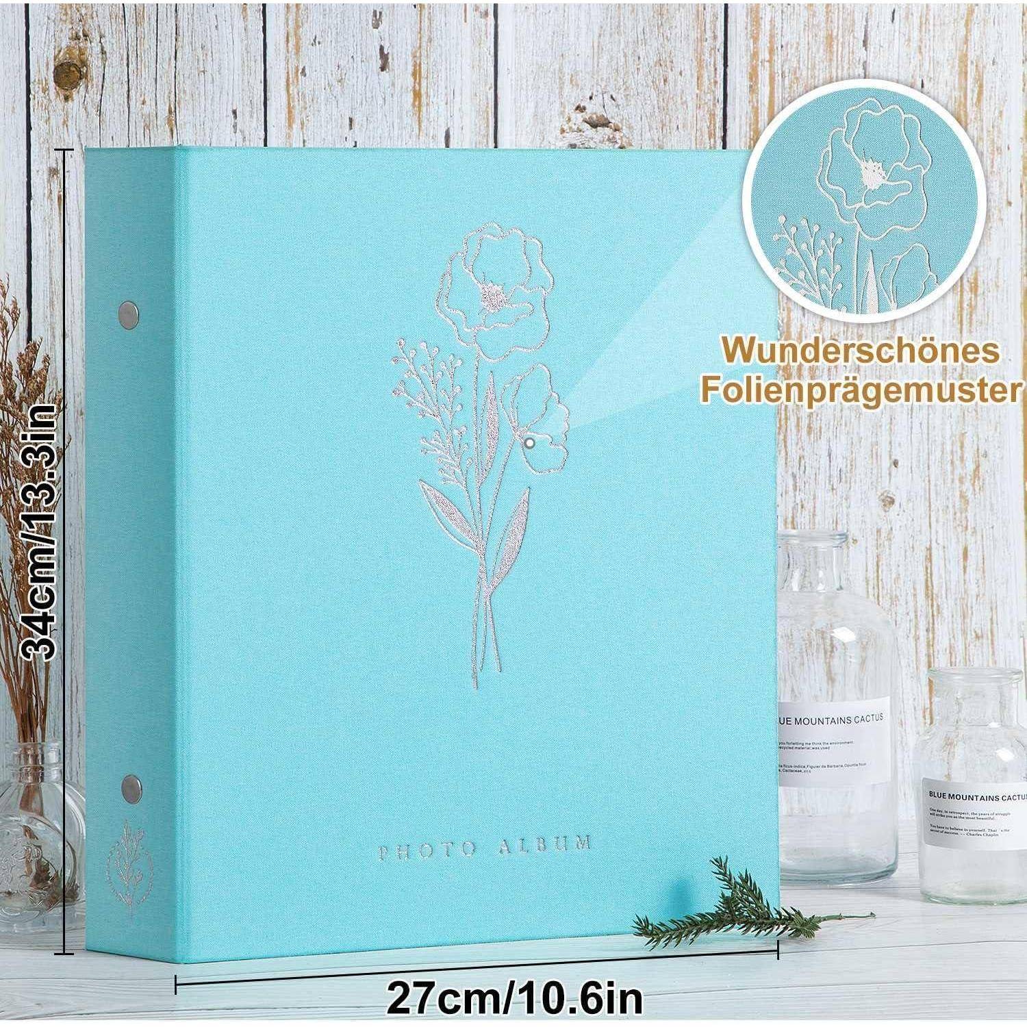 Ein türkisfarbenes Fotoalbum mit geprägtem Blumenmuster ist zu sehen. Es misst 34 cm x 27 cm. „Wunderschönes Folienprägungsmuster