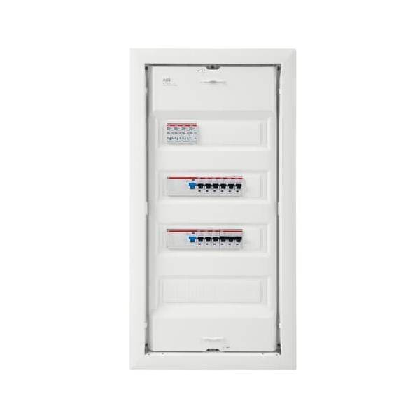 Elektrisches Schaltfeld mit drei Reihen von Leistungsschaltern, jede geschützt durch eine Kunststoffabdeckung. Das Schaltfeld ist in einem weißen Rahmen montiert.