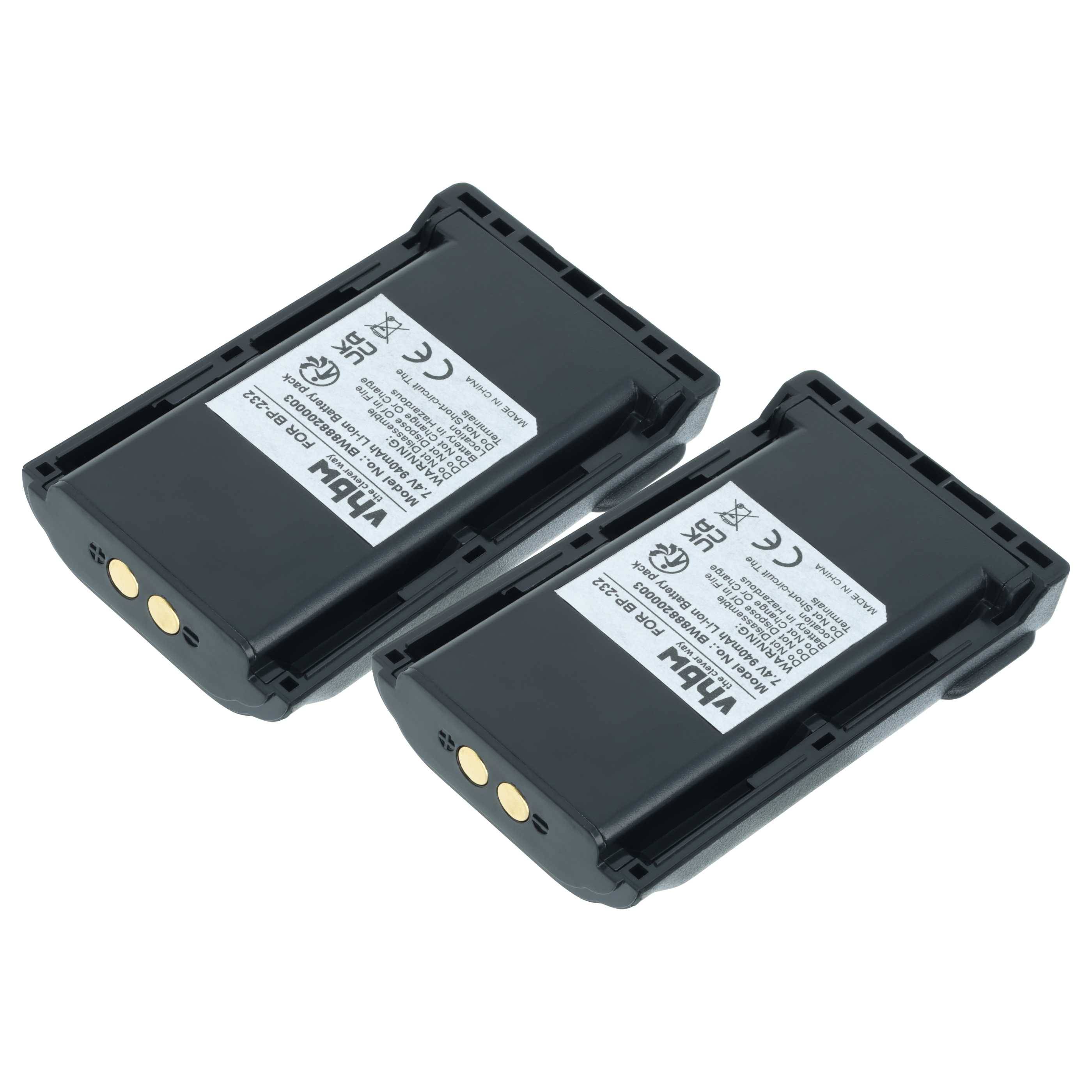 Zwei schwarze wiederaufladbare Batterien mit Etiketten, die technische Spezifikationen zeigen, und sichtbaren Kontaktpunkten, nebeneinander platziert.