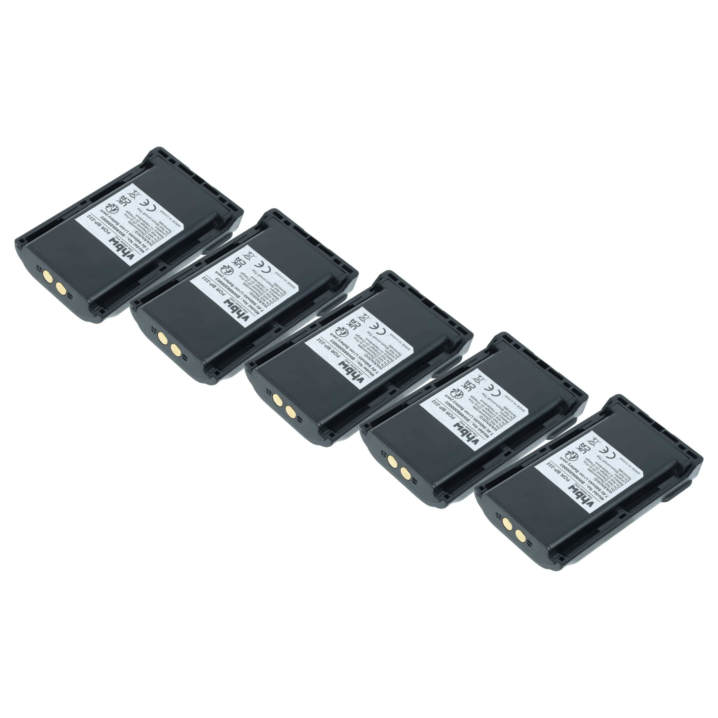 Fünf schwarze wiederaufladbare Batteriepackungen stehen nebeneinander in einer Reihe, jede mit weißen Etiketten, auf denen Modellinformationen angezeigt werden, und drei Metallkontakte.