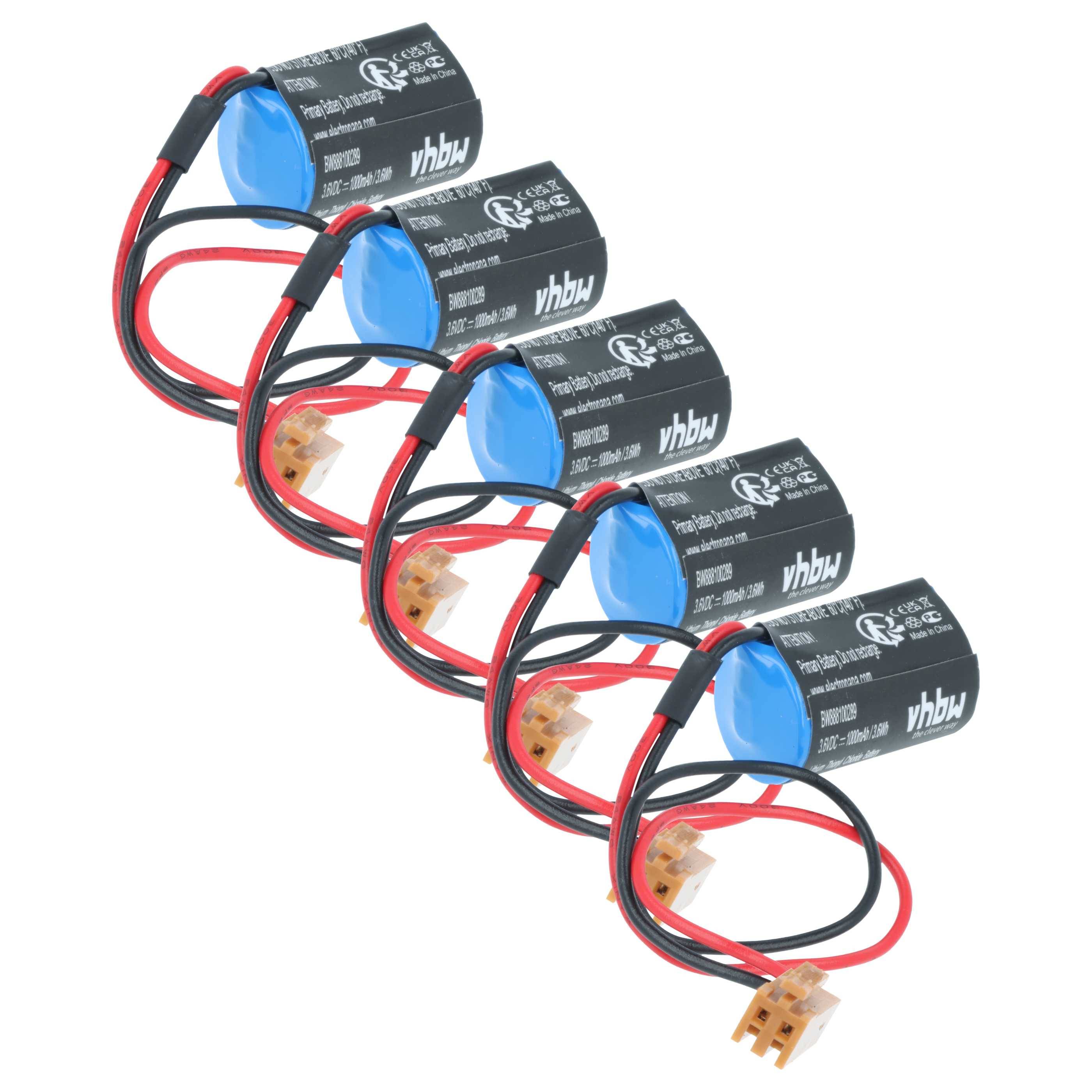 Fünf zylindrische Batterien mit schwarzer und blauer Ummantelung, jede mit roten und schwarzen Drähten und einem Stecker, in einer Reihe angeordnet.