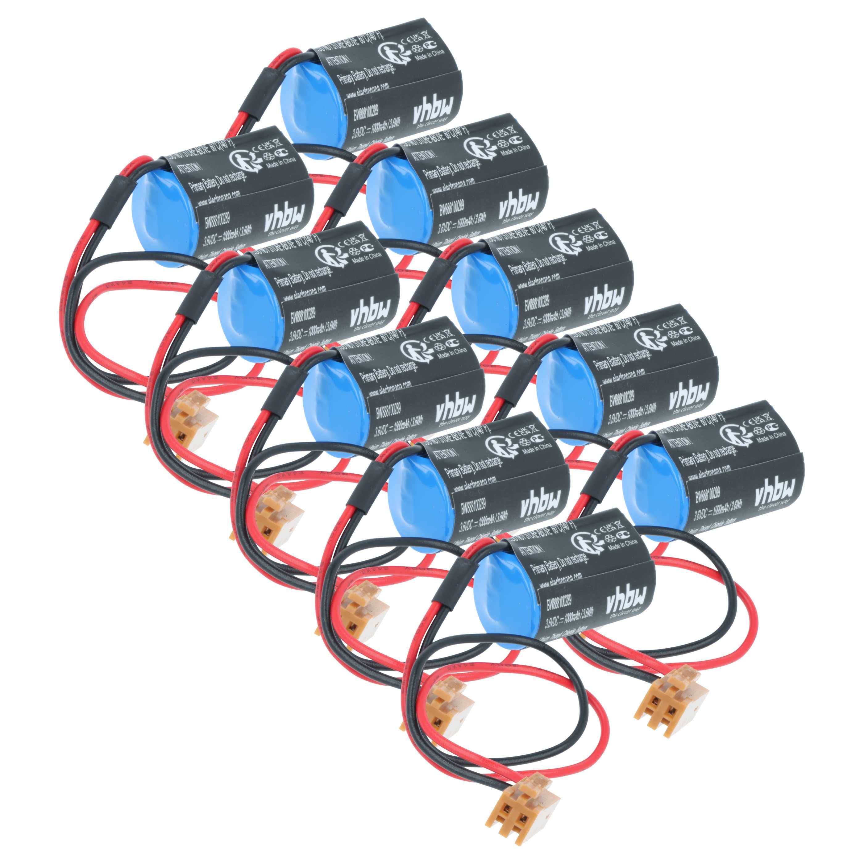 Neun schwarze und blaue Batteriepacks mit roten und schwarzen Kabeln und Steckverbindern, in einem Rastermuster angeordnet.