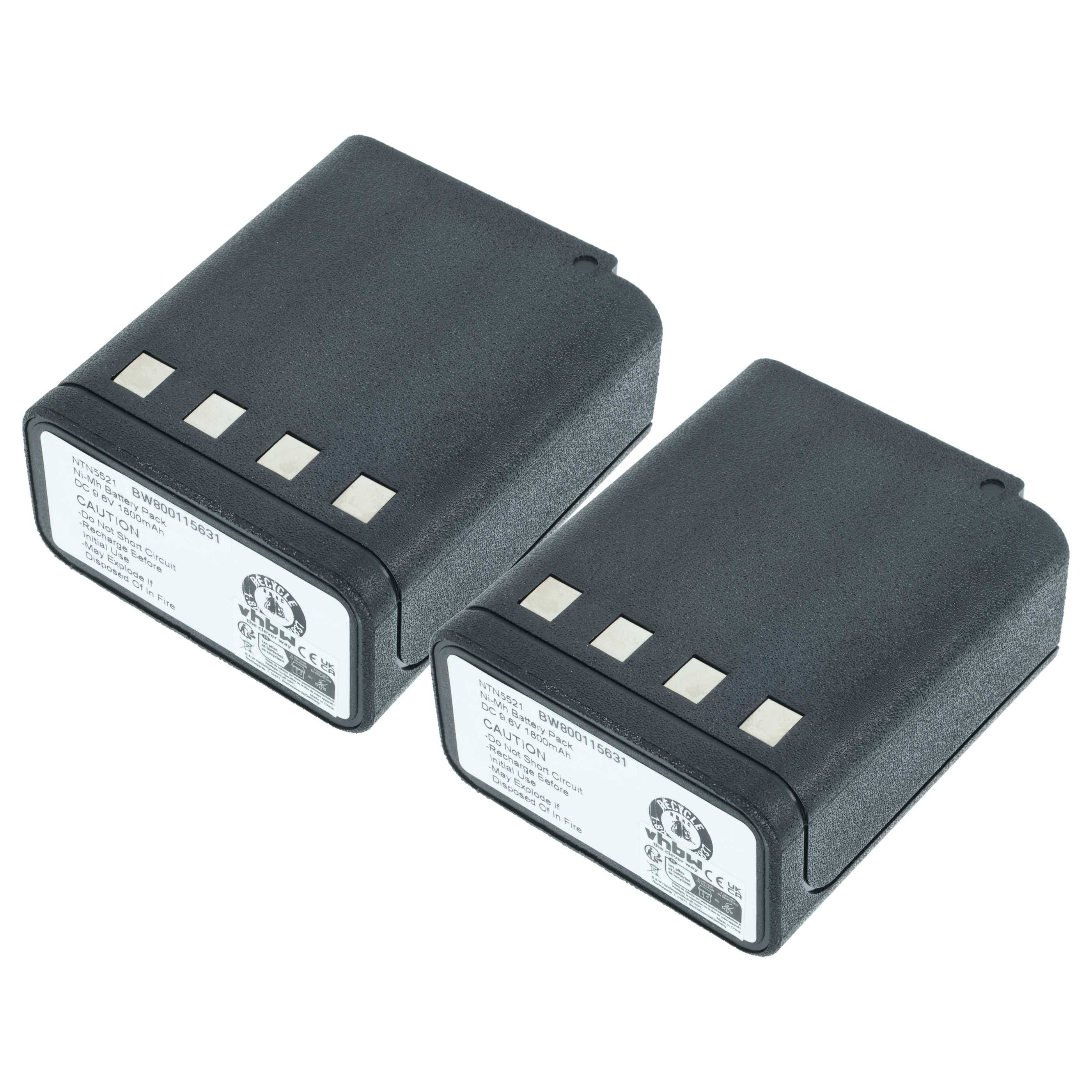 Zwei schwarze wiederaufladbare Batteriepacks nebeneinander, jeweils mit vier Metallkontaktpunkten, die für elektronische Geräte verwendet werden.