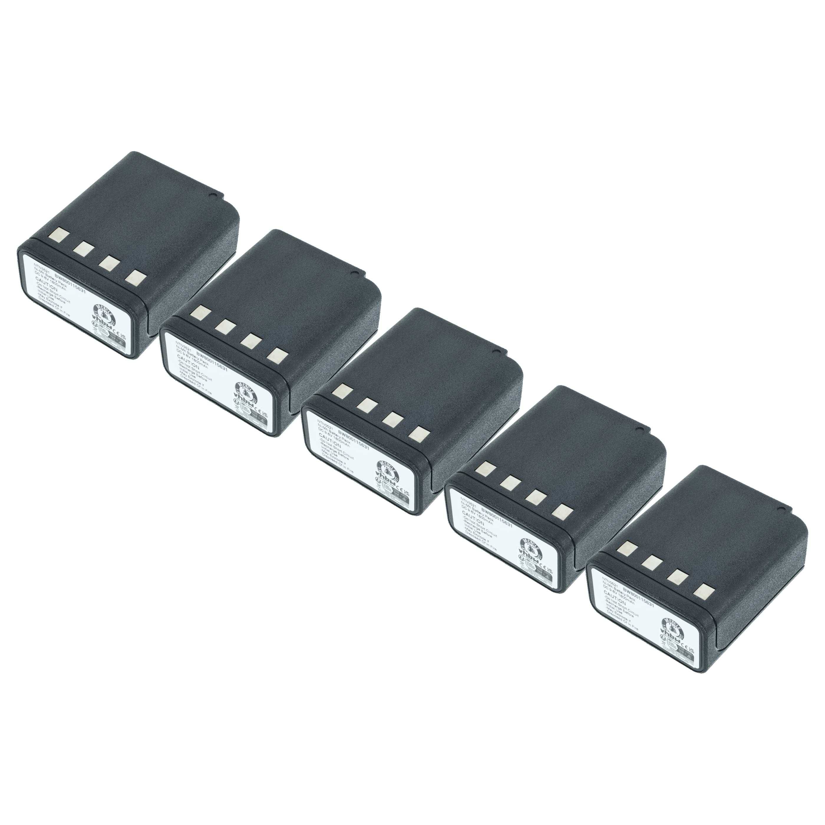 Fünf identische schwarze Kamerabatterien in einer geraden Linie angeordnet, die die Anschlüsse zeigen.