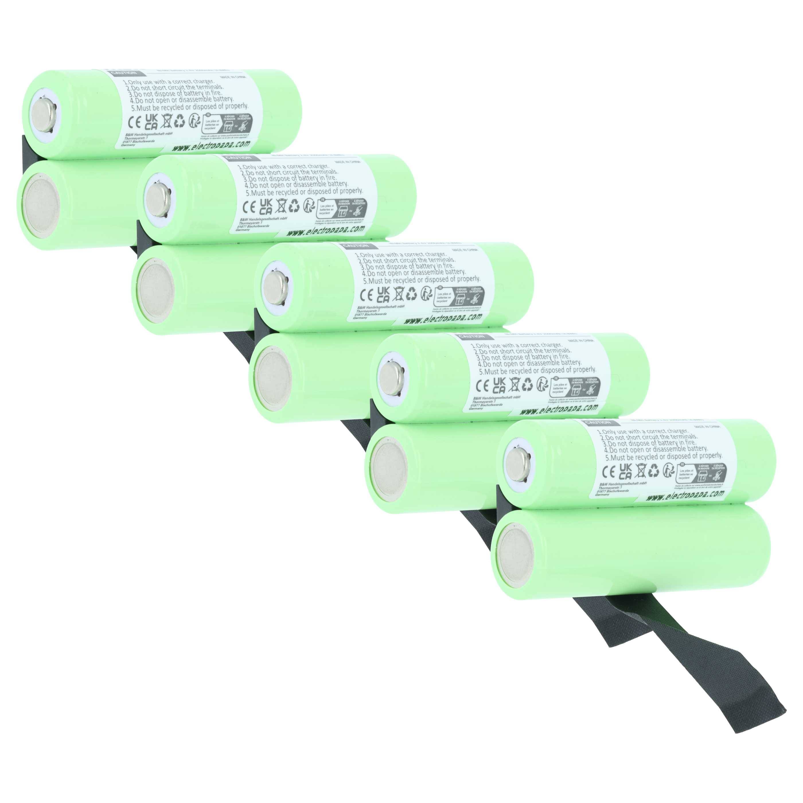 Sechs grüne zylindrische Batterien sind in einem Zickzack-Muster angeordnet, jede mit Spezifikationen gekennzeichnet, verbunden durch schwarze Streifen.