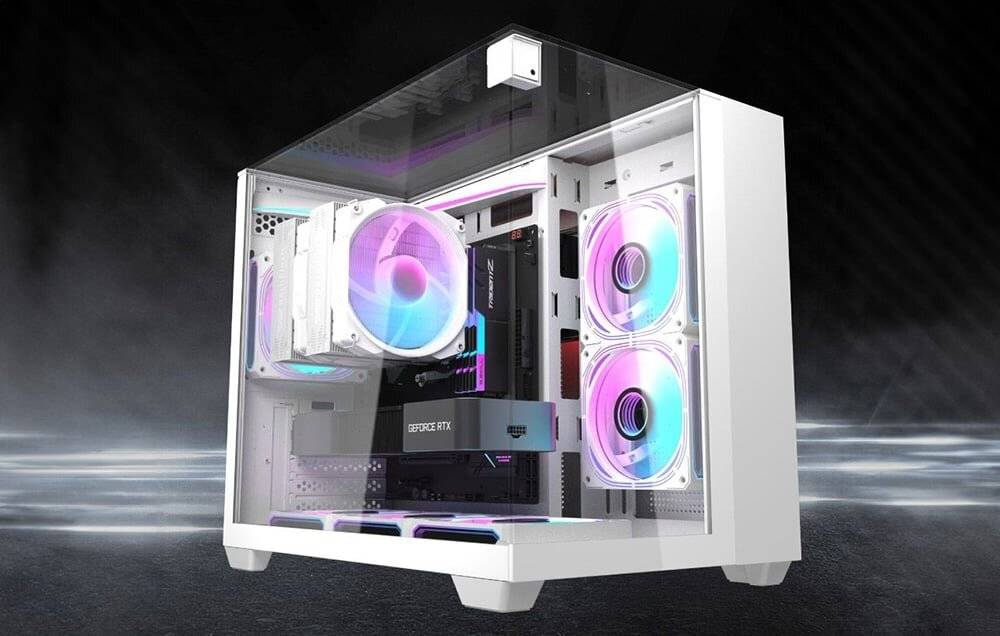 Ein weißes Gaming-Computergehäuse mit transparenten Glaspanelen zeigt RGB-beleuchtete Lüfter und eine sichtbare 'GeForce RTX'-Grafikkarte im Inneren.