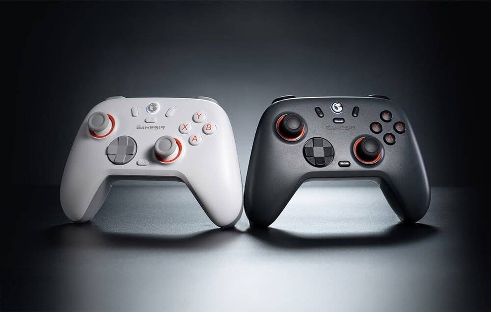 Zwei Gaming-Controller, einer weiß und einer schwarz, nebeneinander platziert. Beide haben ähnliche Tastenlayouts mit Joysticks und Aktionstastcn.