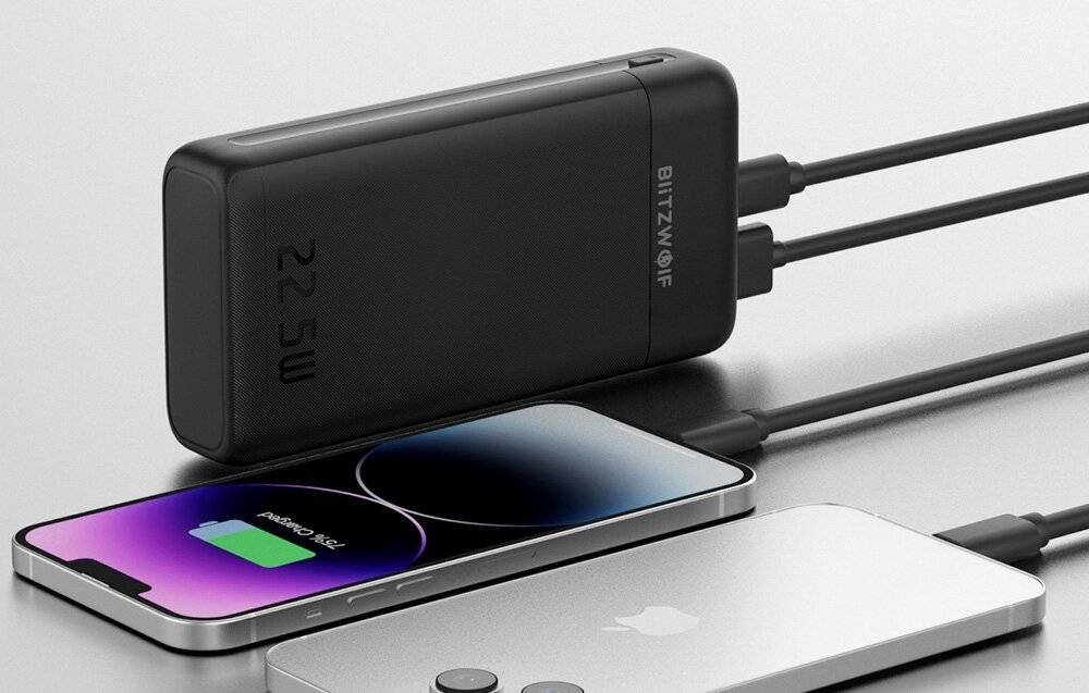Ein Smartphone wird mit einer Powerbank der Marke "BlitzWolf"" aufgeladen, die ""22,5W"" anzeigt, und auf dem Telefonbildschirm ist ein Ladeanzeige sichtbar.