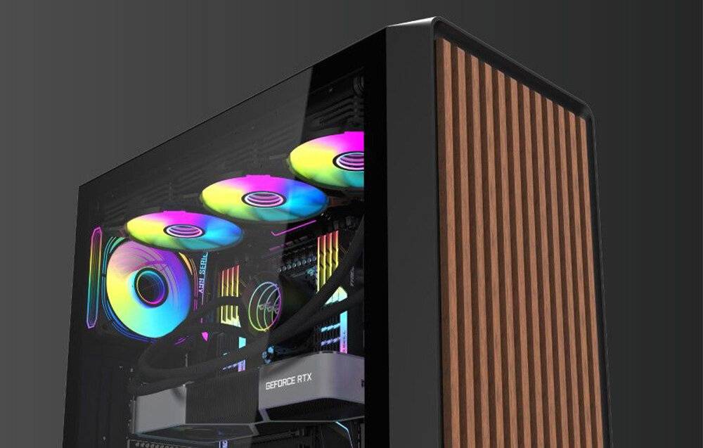 Ein Desktop-Computer-Gehäuse mit farbenfroher RGB-Beleuchtung, das interne Komponenten wie Kühlventilatoren und eine GPU mit der Bezeichnung 