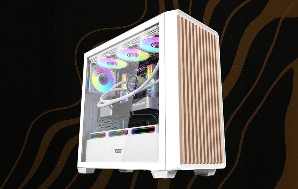 Ein weißer Gaming-PC mit sichtbaren internen Komponenten, ausgestattet mit RGB-Beleuchtung und einem durchsichtigen Seitenpaneel, vor einem dunklen Hintergrund.