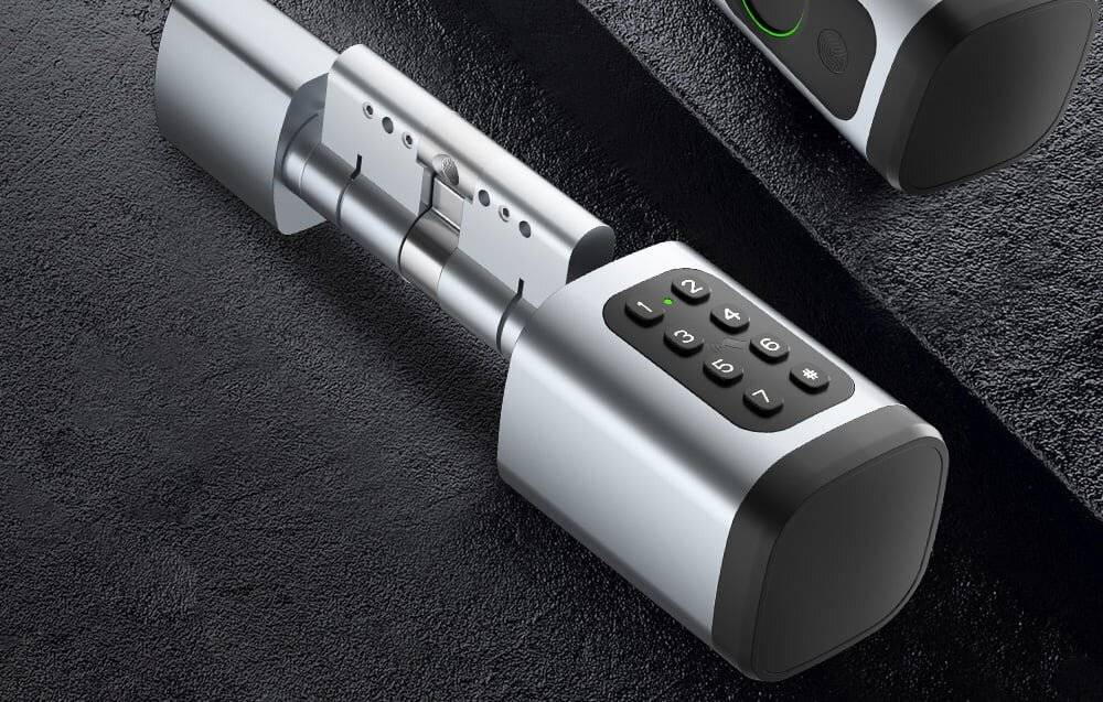 Ein silbernes Smart Lock mit einer digitalen Tastatur, auf der die Zahlen 0-9 und ein Hashtag-Symbol angezeigt werden, vor einem dunklen Hintergrund.