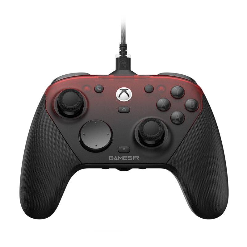 Ein schwarzer und roter Gaming-Controller mit zwei Joysticks und mehreren Tasten, verbunden über ein Kabel.