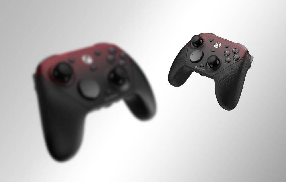 Zwei Gaming-Controller, schwarz mit roten Akzenten, sind im Bild zu sehen. Sie sind in Winkeln positioniert und heben ihr ergonomisches Design hervor.