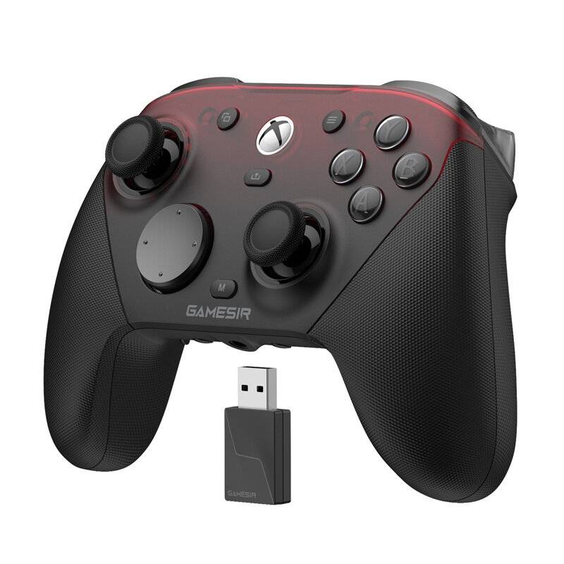 Ein schwarzer und roter Gaming-Controller mit USB-Wireless-Adapter, ausgestattet mit Joysticks, Tasten und griffiger Oberfläche, Marke 'GameSir'.