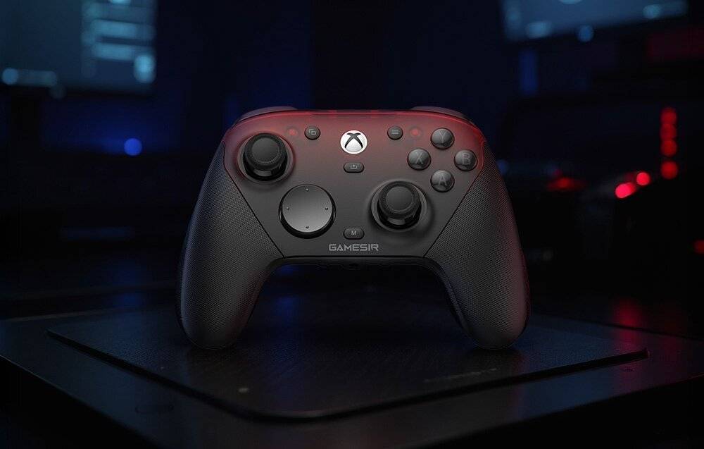Ein schwarzer Gaming-Controller mit roter LED-Beleuchtung, ausgestattet mit zwei Analogsticks, einem D-Pad und verschiedenen Tasten, sitzt auf einer dunklen Oberfläche in einem schwach beleuchteten Raum.
