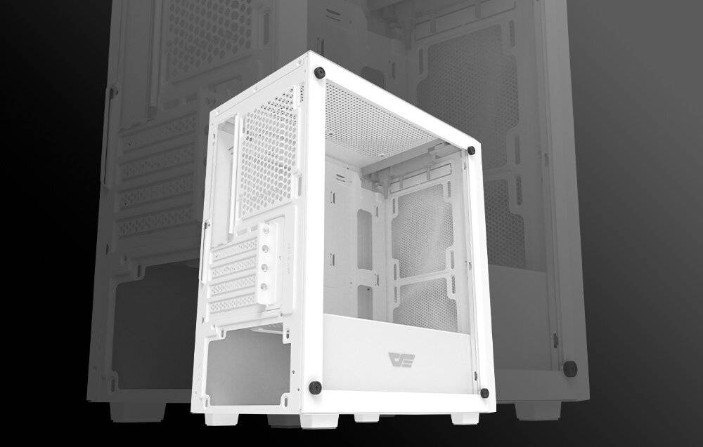 Ein weißes Computer-Tower-Gehäuse mit Mesh-Panels, offenem Inneren und mehreren Erweiterungssteckplätzen, das für optimalen Luftstrom und Komponentensichtbarkeit konzipiert ist.