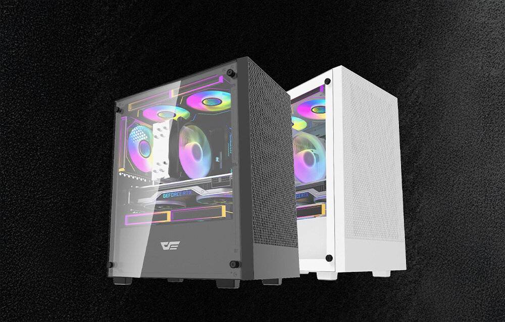Zwei Gaming-PCs mit RGB-Beleuchtung werden gezeigt. Der erste hat ein transparentes Seitenpaneel; der zweite ist weiß. Beide zeigen farbenfrohe innere Lichter.